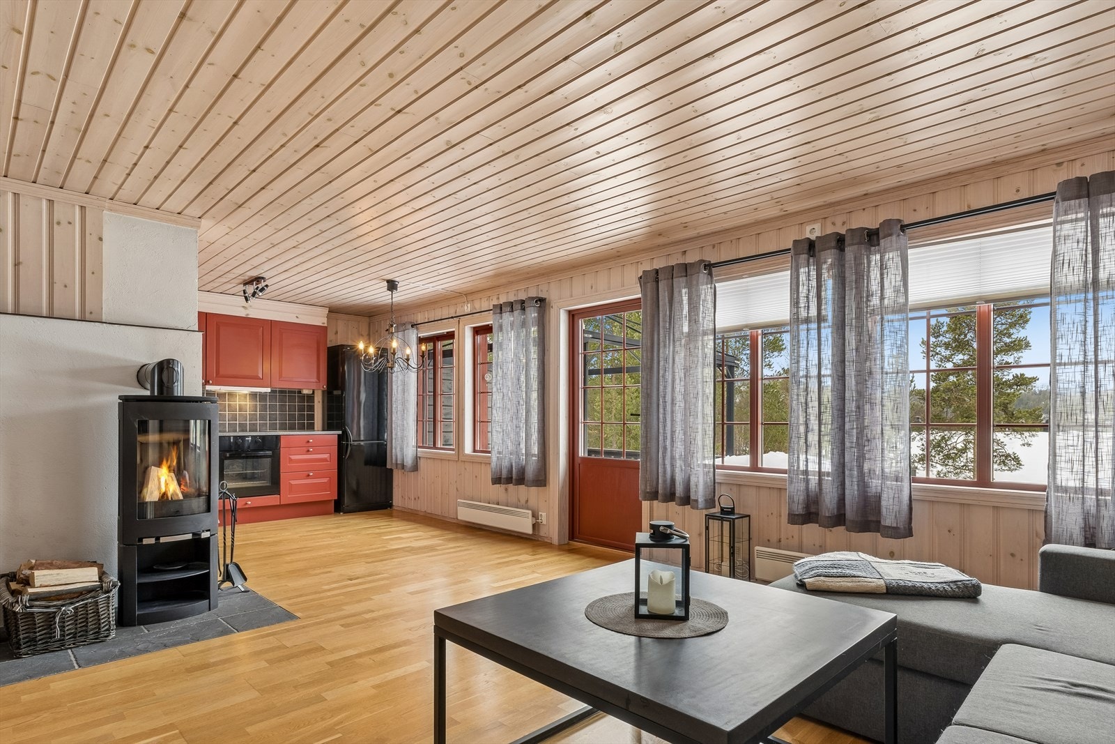 Store vindusflater og balkongdør gir godt med lys og direkte utgang til terrassen. Galleribilde