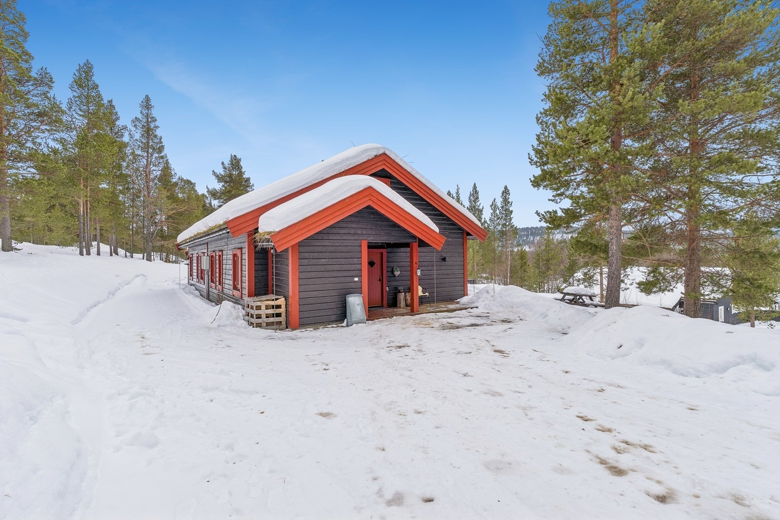 Eiendommen ligger fint til i terrenget med gruset adkomst og parkering. Galleribilde