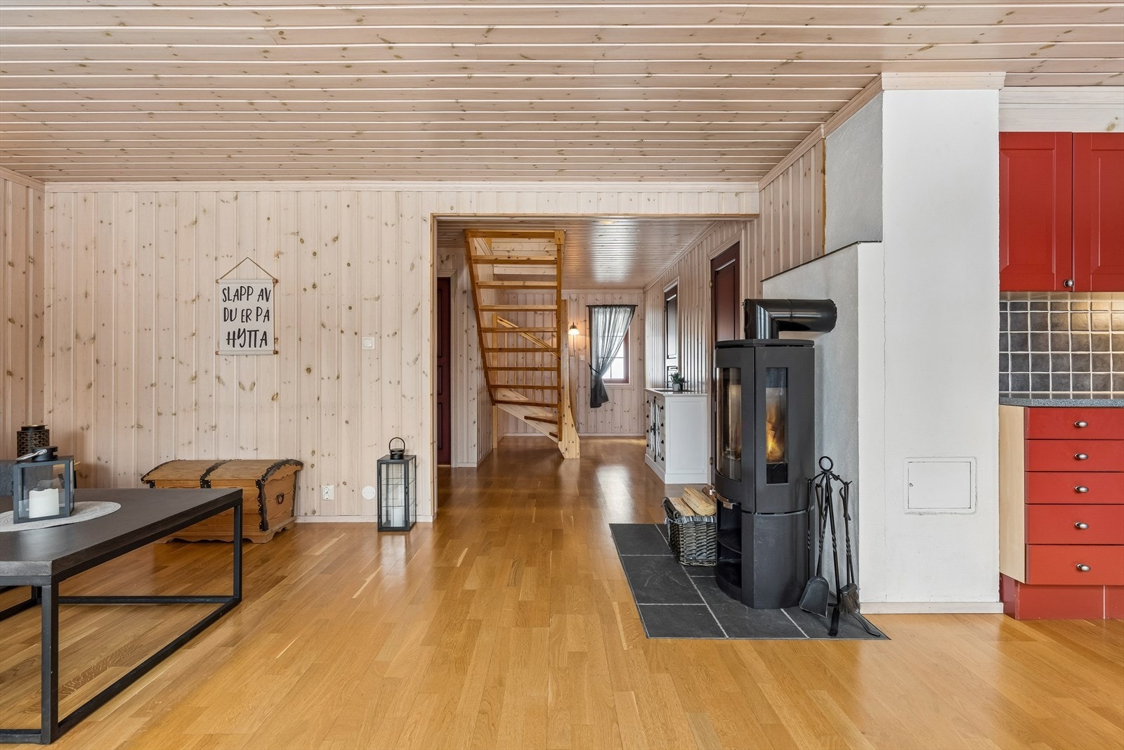 Gjennomgående bruk av trepanel på vegger og i tak understreker den klassiske hyttestilen. Galleribilde