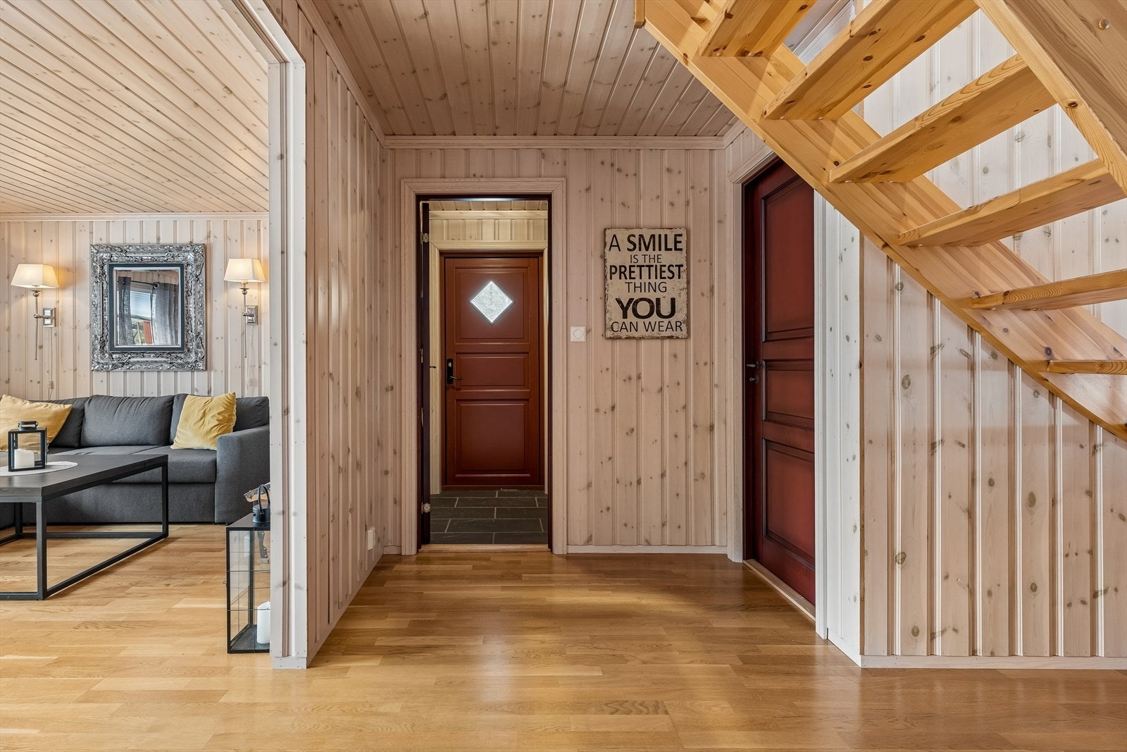 Fra gangen er det åpen tilgang til stuen og trapp opp til loftsetasjen. Galleribilde