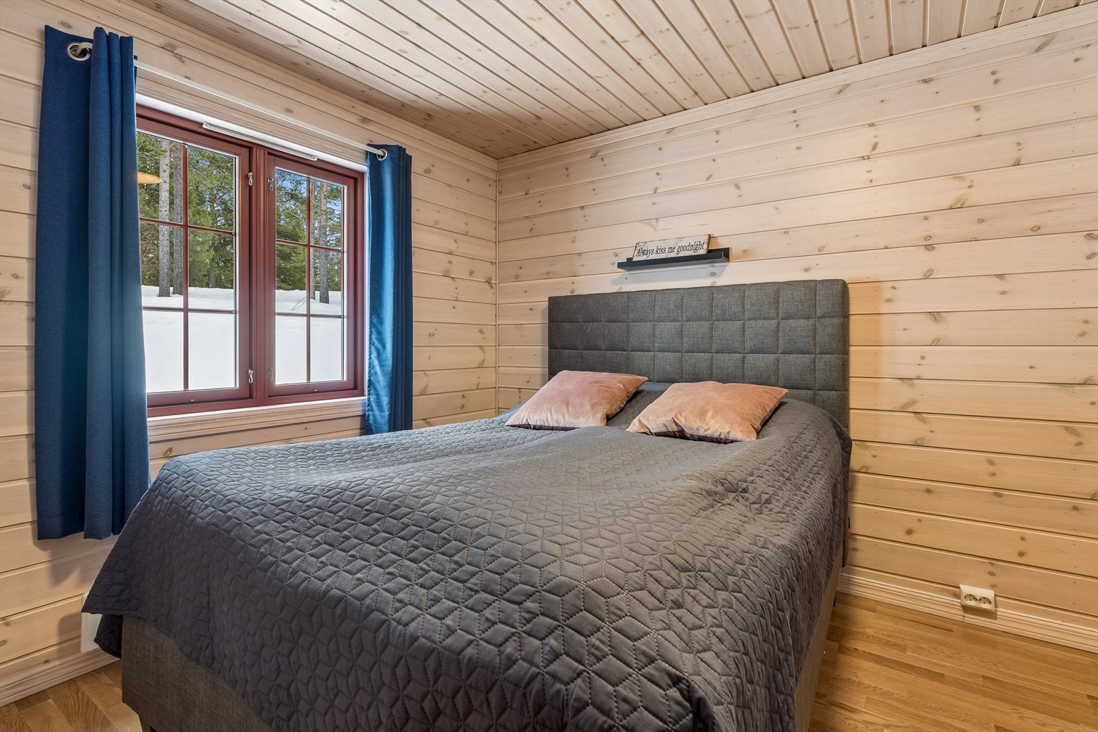 Hyttas hovedsoverom i første etasje har plass til dobbeltseng og oppbevaring. Galleribilde