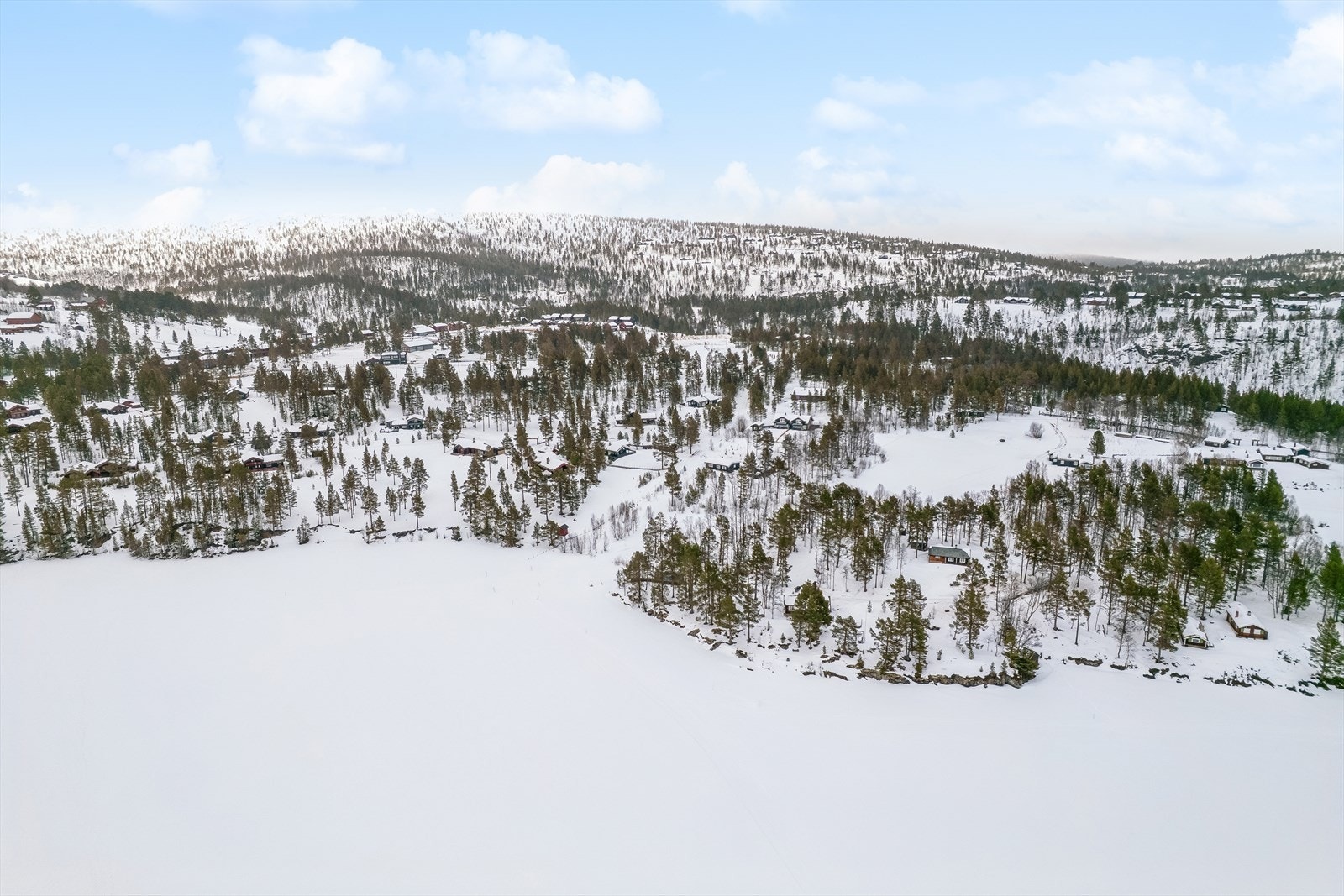 Området byr på storslått natur med umiddelbar nærhet til fjell og vann for helårsaktiviteter. Galleribilde