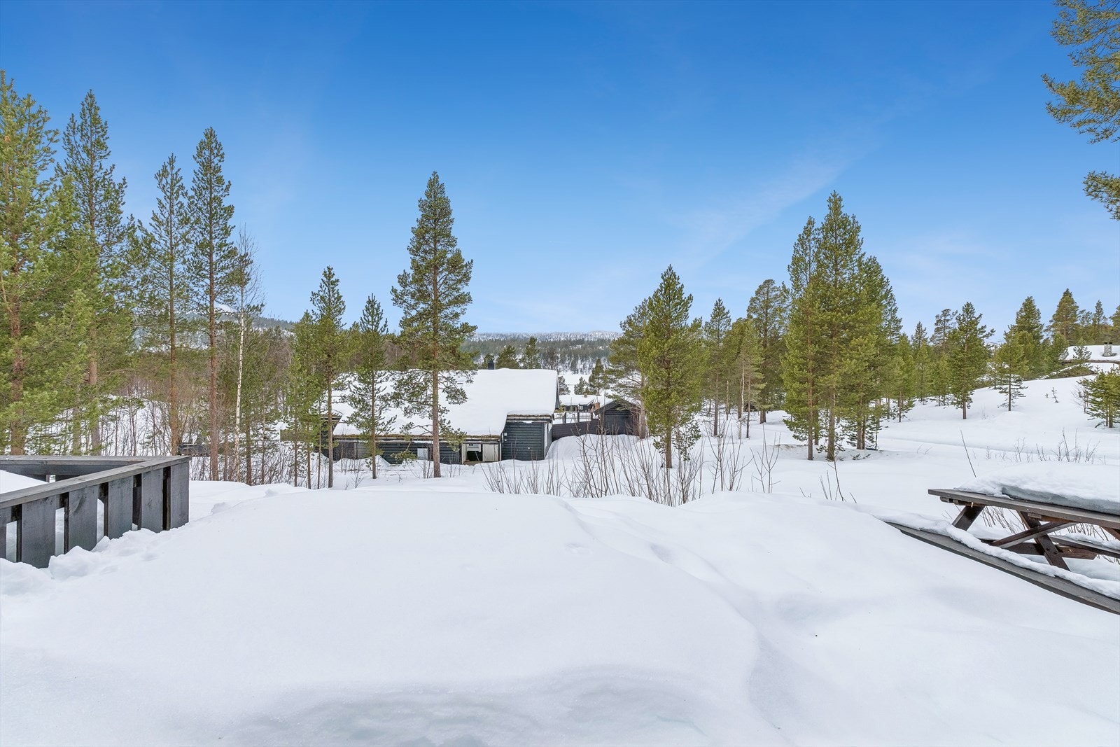 Her er det rikelig med plass for utemøbler, grill og sosialt samvær. Galleribilde