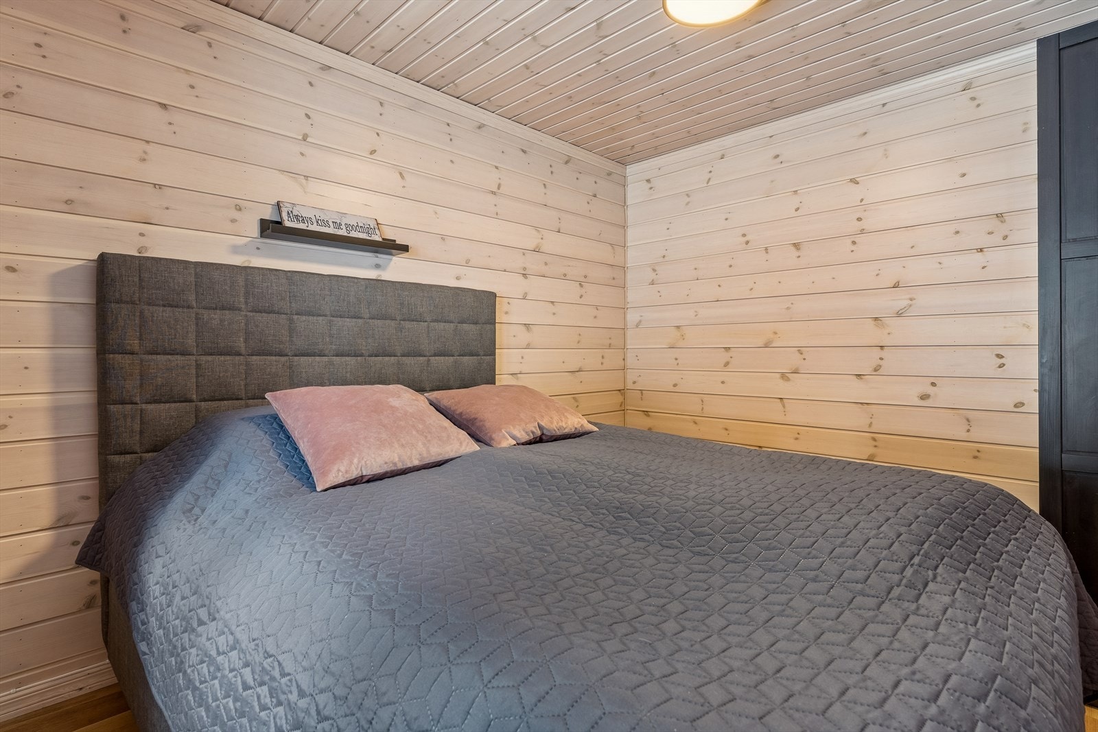 Rommet har parkett på gulv og vegger kledd med trepanel. Galleribilde