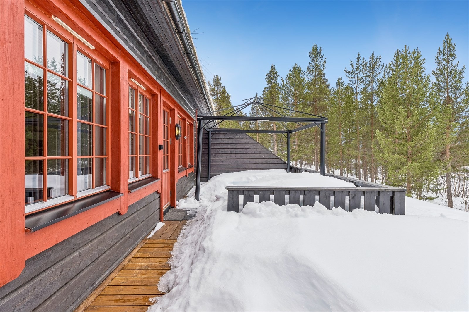 Stor terrasse er oppført i tre og strekker seg langs hyttas langside. Galleribilde