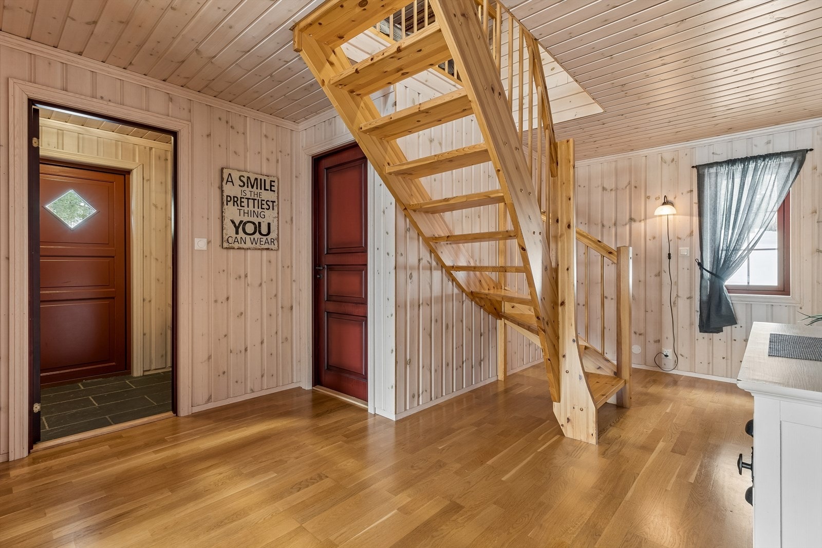 Den solide, lakkerte tretrappen binder de to etasjene sammen. Galleribilde