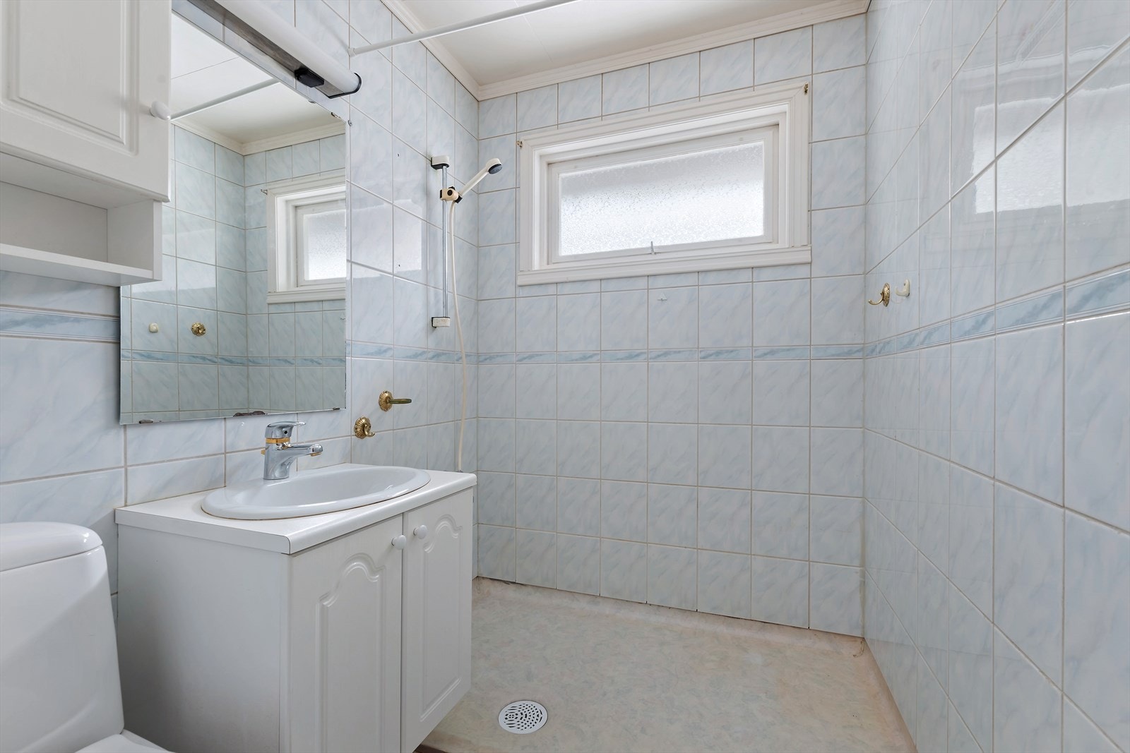 Bad/toalett i hovedplan. Flislagte vegger. Gulvvarme. Galleribilde