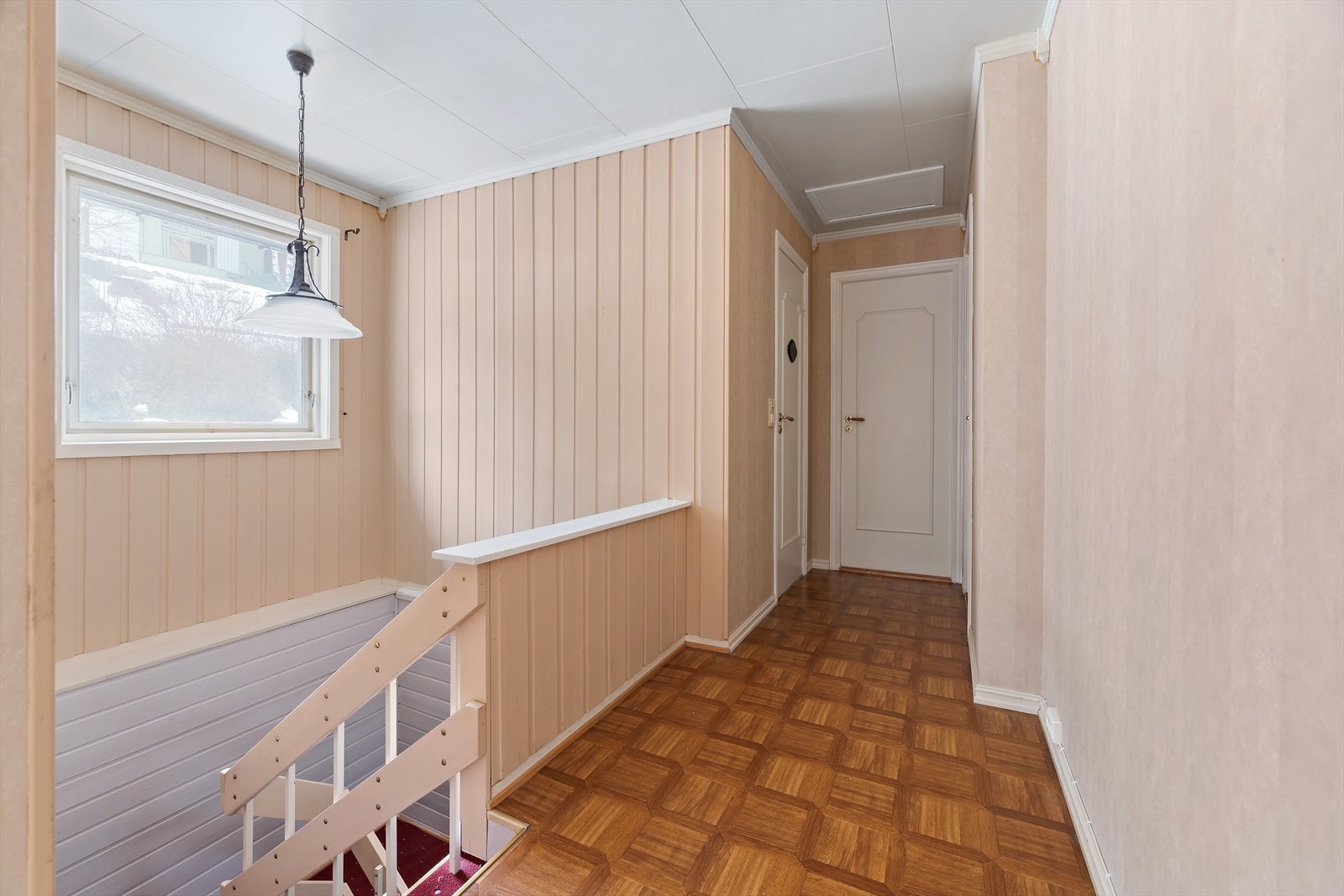 Gang og trapp ned til sokkeletasje. Galleribilde