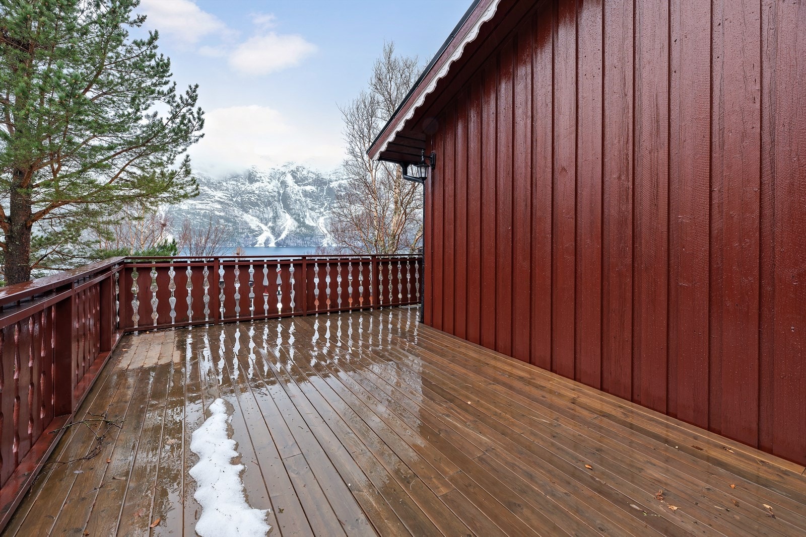 Terrassen gir god plass for utemøbler. Nydelig sted for hygge på fine dager. Galleribilde