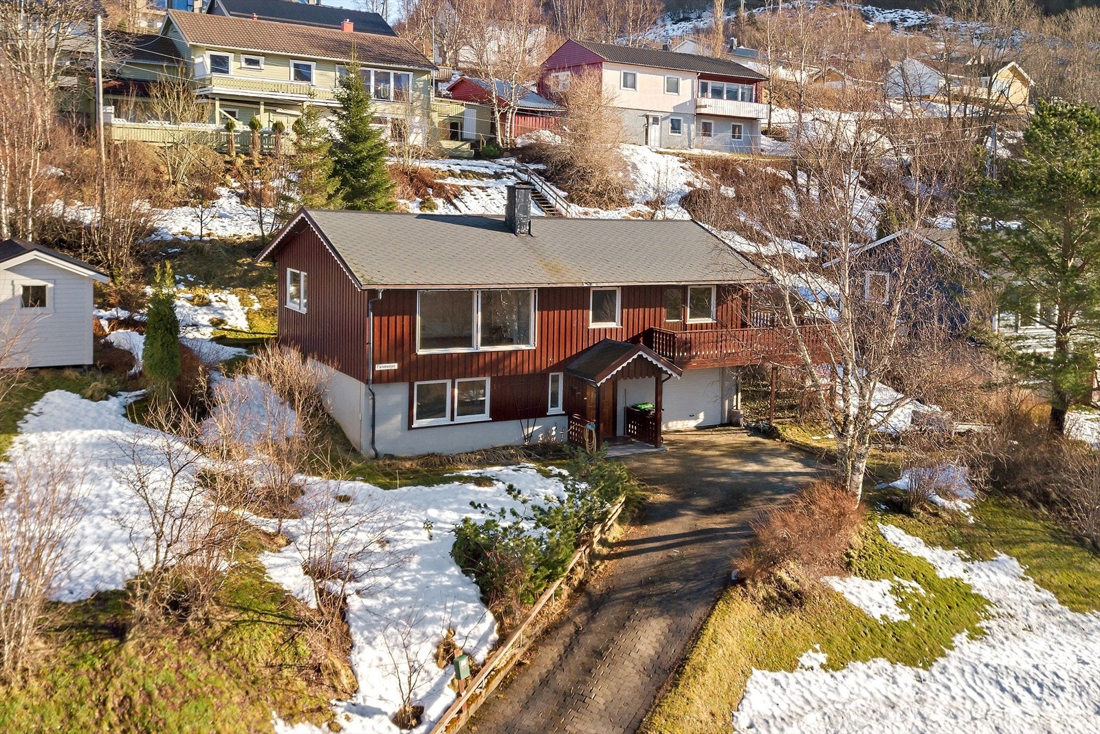 Velkommen til Fløtanvegen 8. Enebolig i etablert og hyggelig boligområde i Halsåsen. Galleribilde