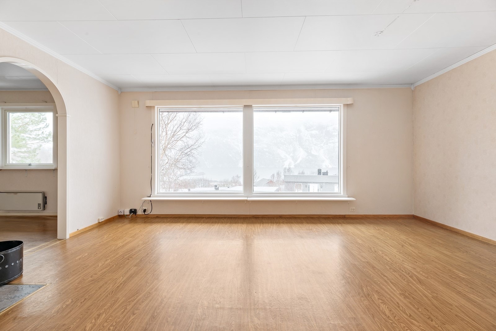 Det er montert utvendig solskjerming på de store stuevinduene. Galleribilde