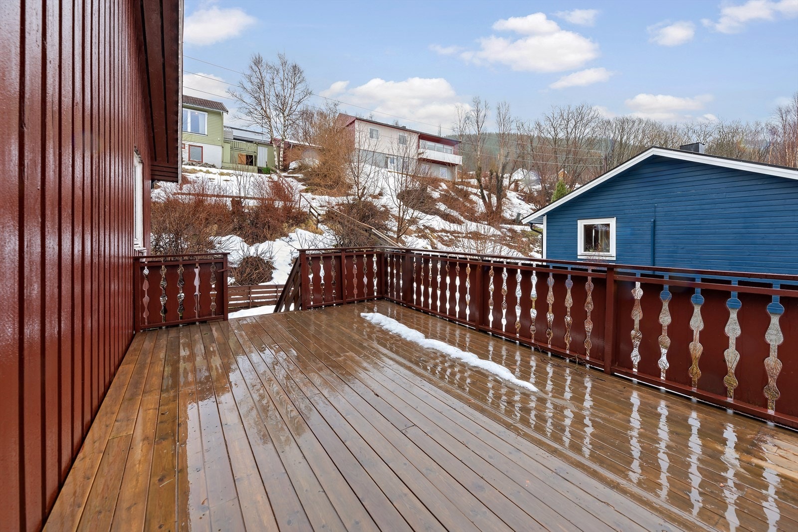 Verandaen er syd/vestvendt og er på ca. 16 m2. Trapp ned til hage. Galleribilde