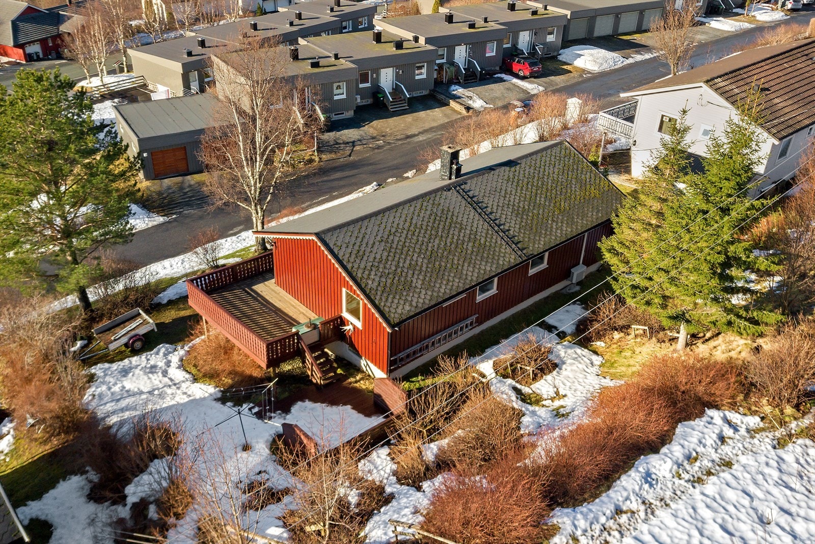 Bolig og tomt. Tomta er fint opparbeidet. Her er bl.a. både rips og solbærbusker. Er dette boligen for deg - husk å meld deg på hyggelig visning. Galleribilde