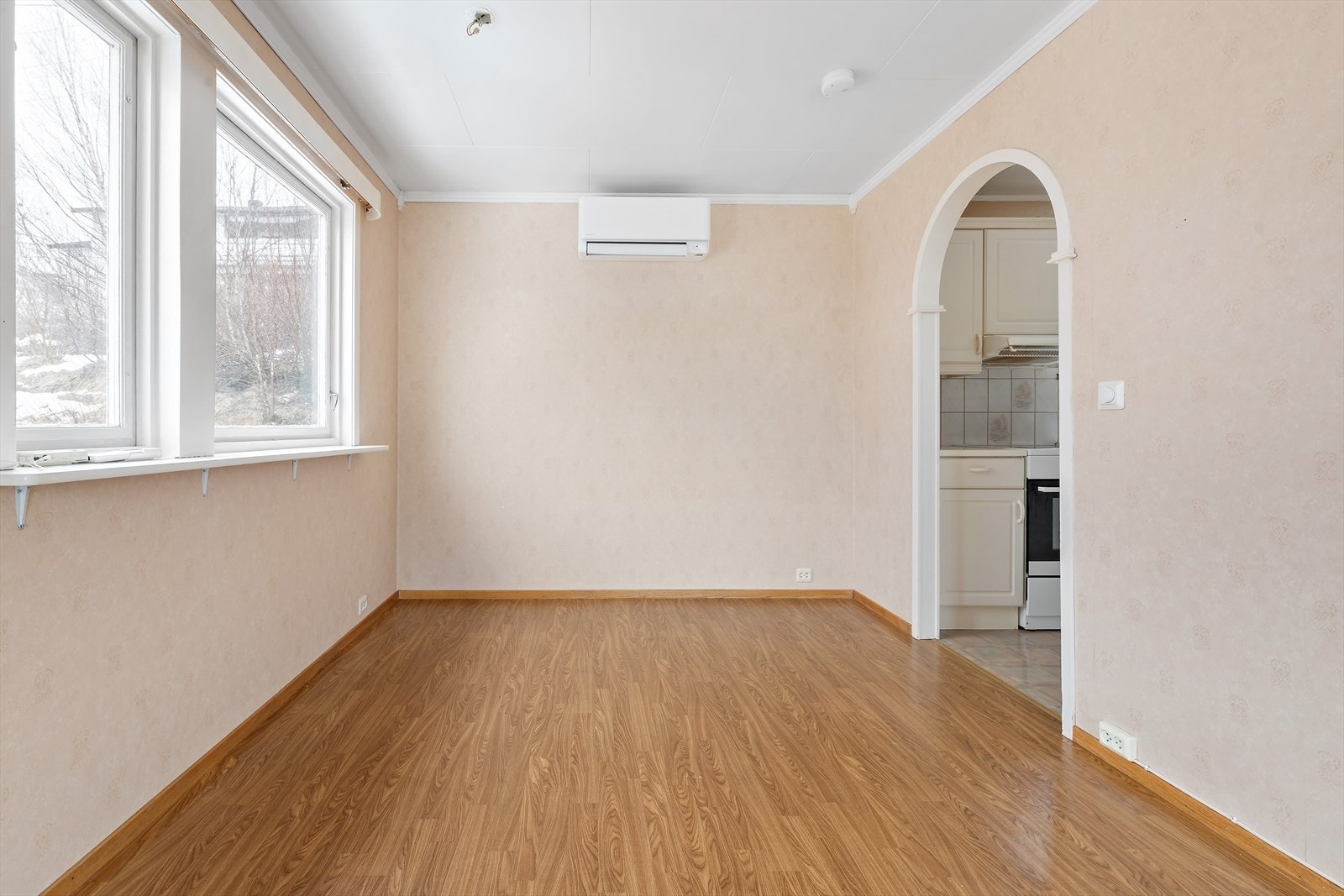 Denne del av stua som ligger like ved kjøkkenet er en flott plass å plassere f.eks. spisebord. Varmepumpe montert. Galleribilde