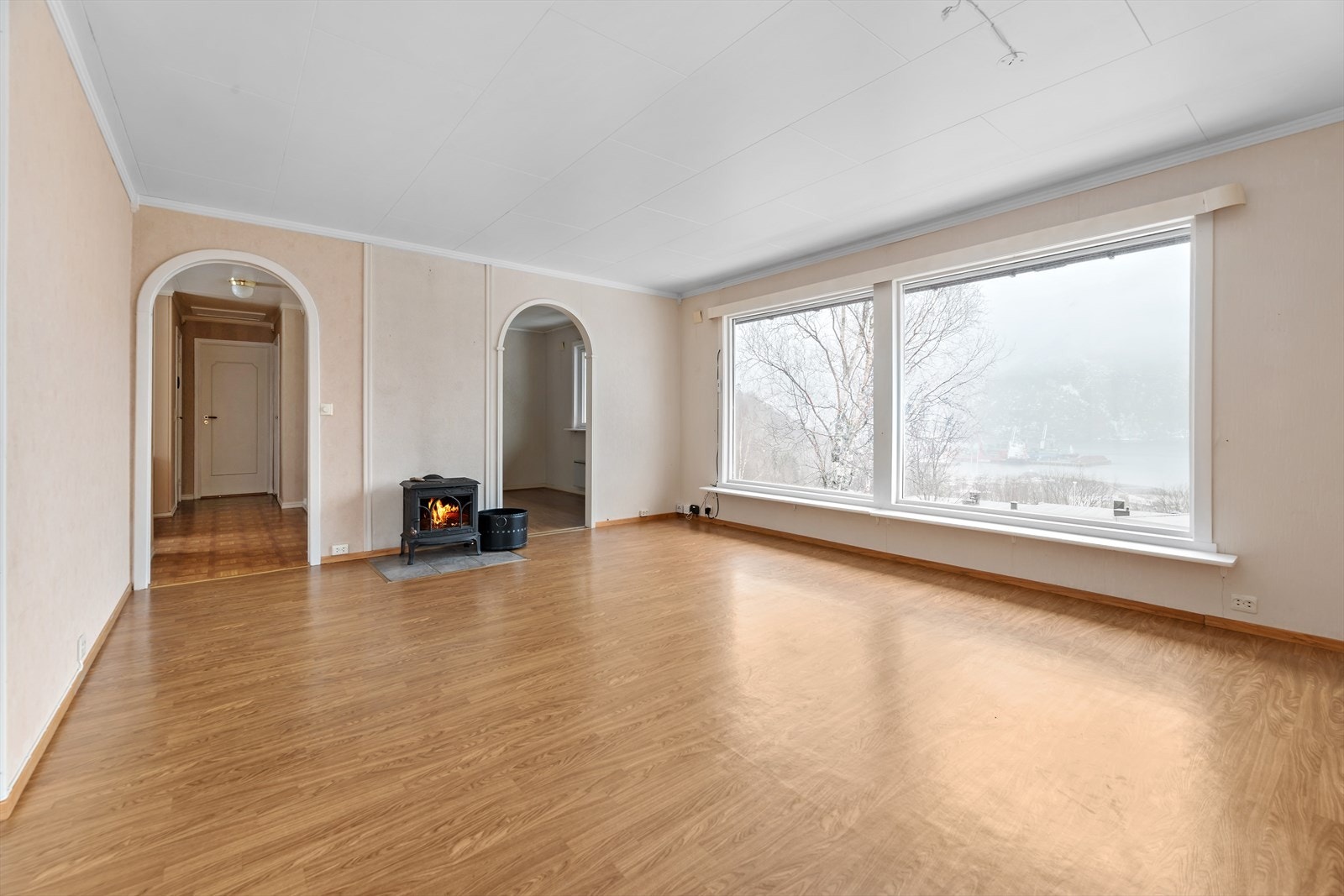 Store vinduer mot den fantastiske utsikten. Buer mot gang og TV-stua. Vedovn montert. I tillegg er det varmepumpe montert i en annen del av stua. Galleribilde