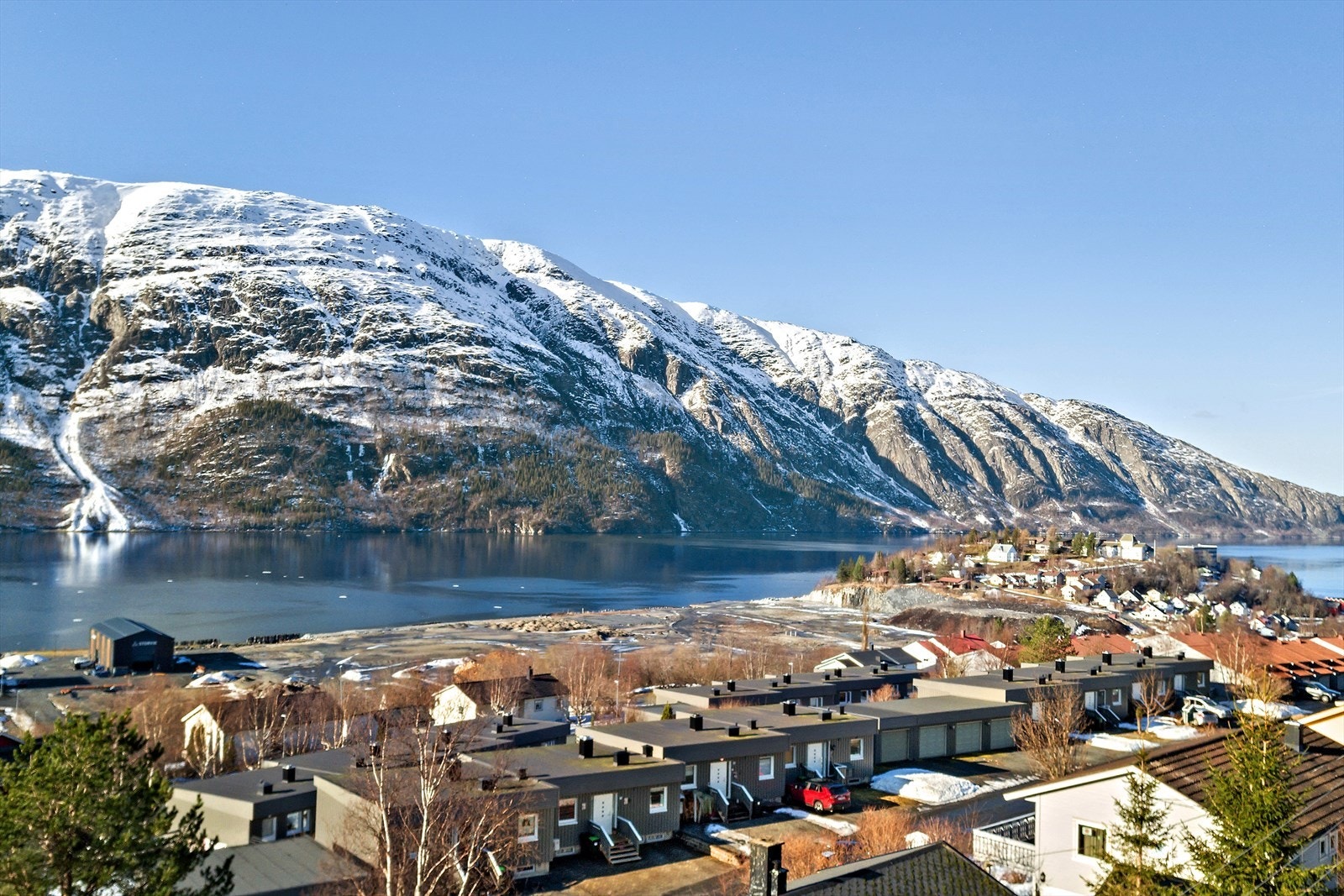 Flott utsikt mot Øyfjellet, Halsøy og Vefsnfjorden. Tomta er på ca. 770 m2. Galleribilde