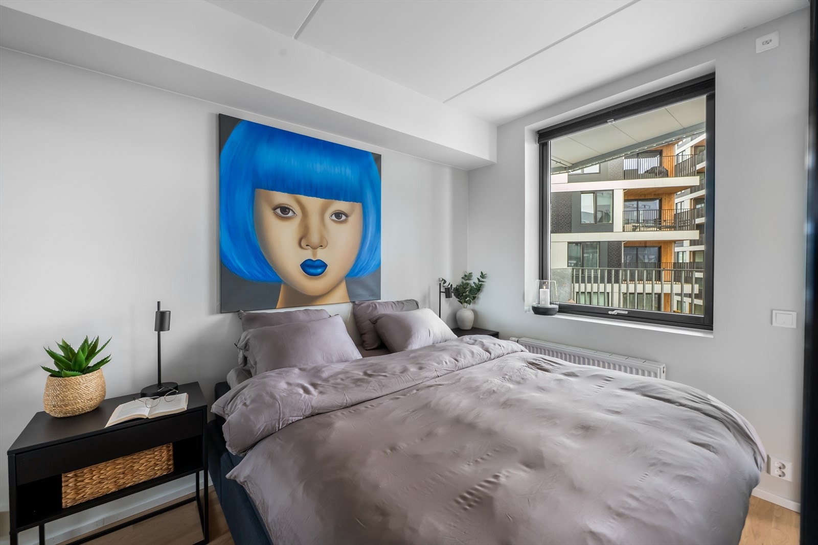 Det er god plass til dobbeltseng og nattbord. Galleribilde