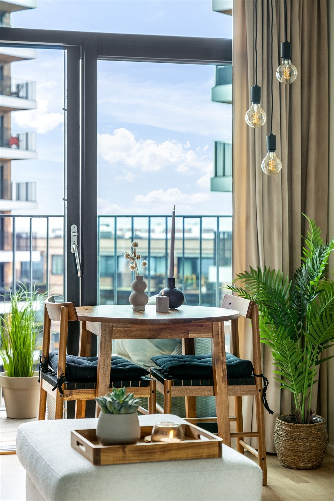 Store vindusflater med 3-lags glass gir godt med dagslys inn i oppholdsrommet. Galleribilde