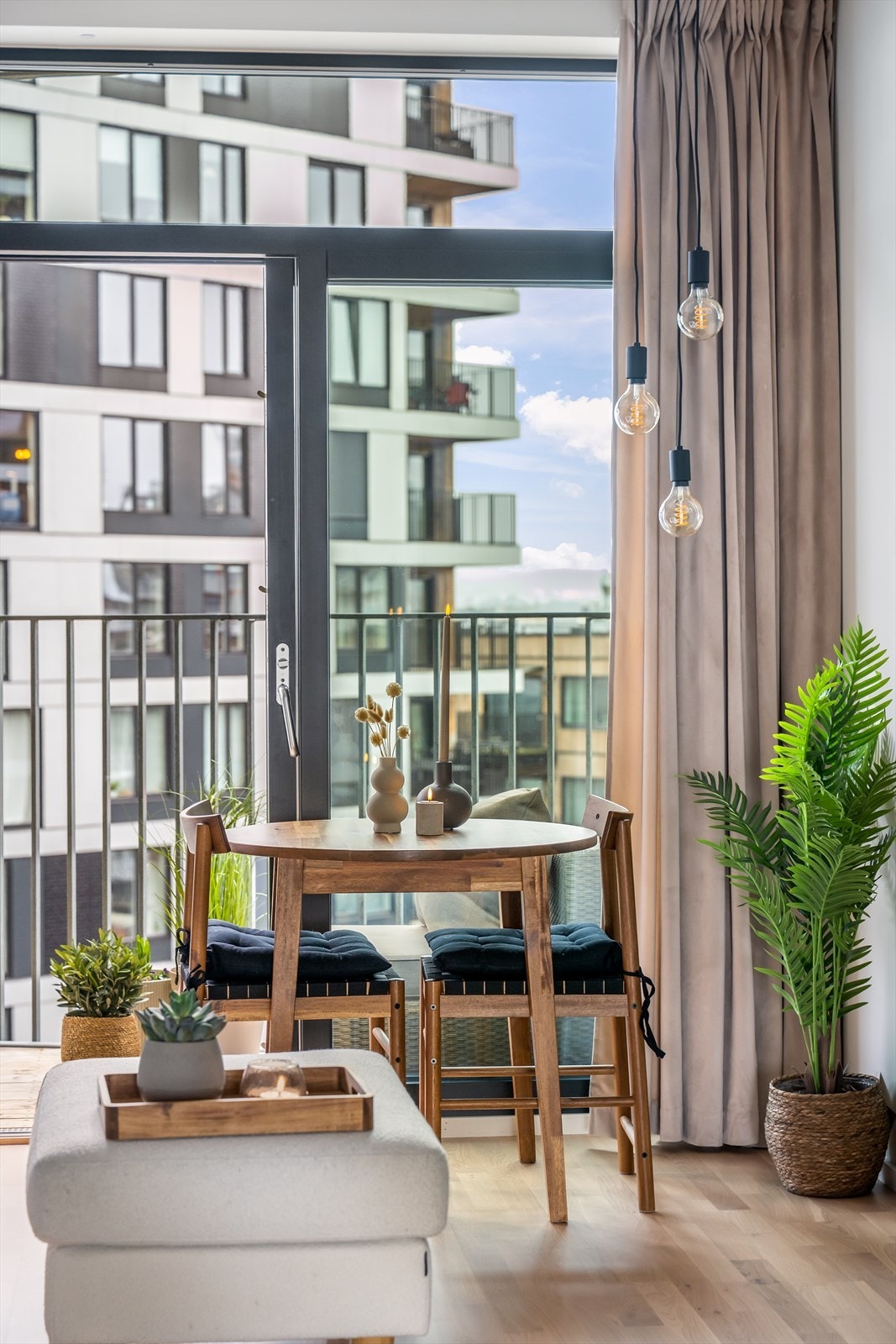 En lys og trivelig krok for måltider ved vinduet. Galleribilde