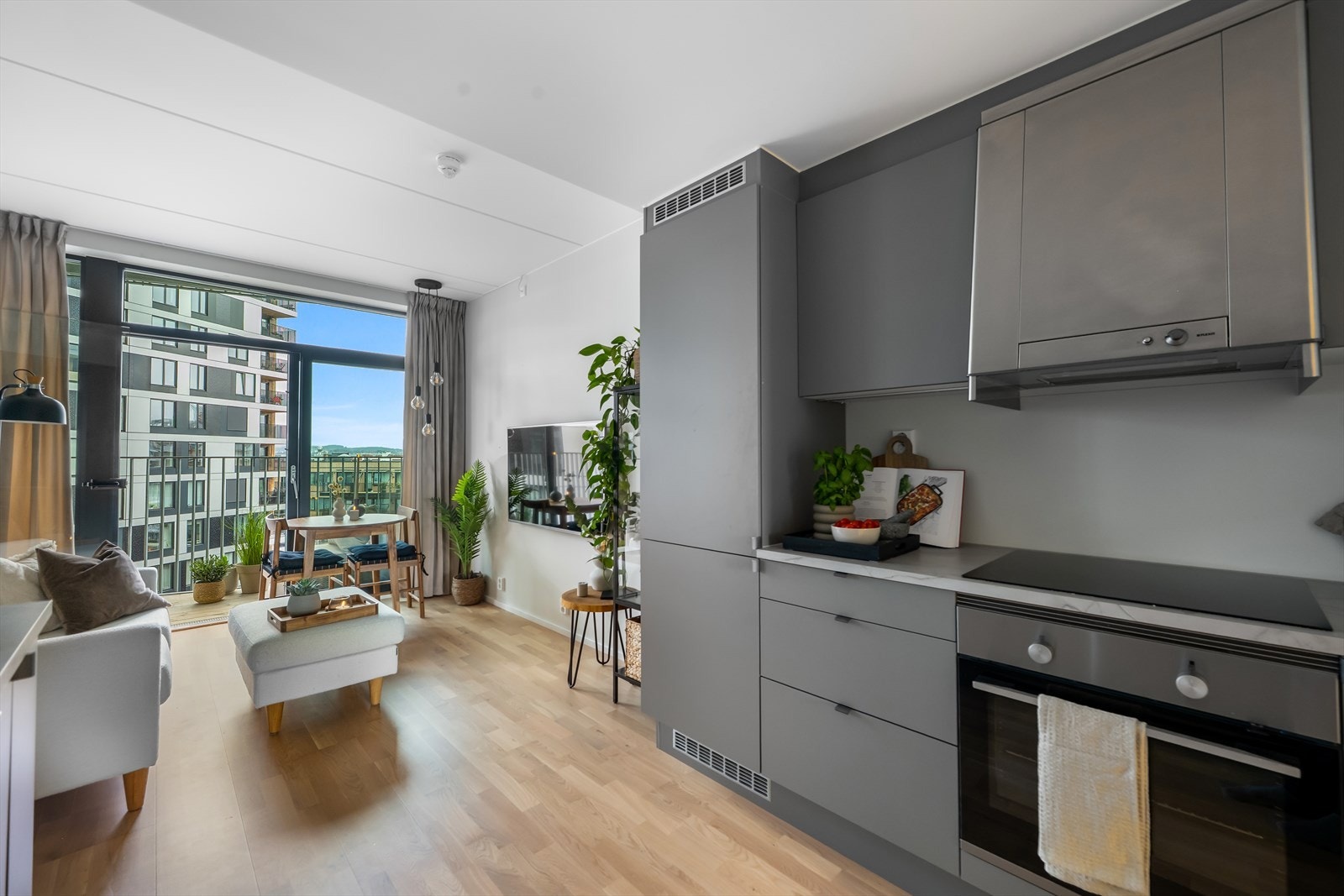 Kjøkkenet er en integrert del av oppholdsrommet, med en praktisk og plassbesparende utforming. Galleribilde