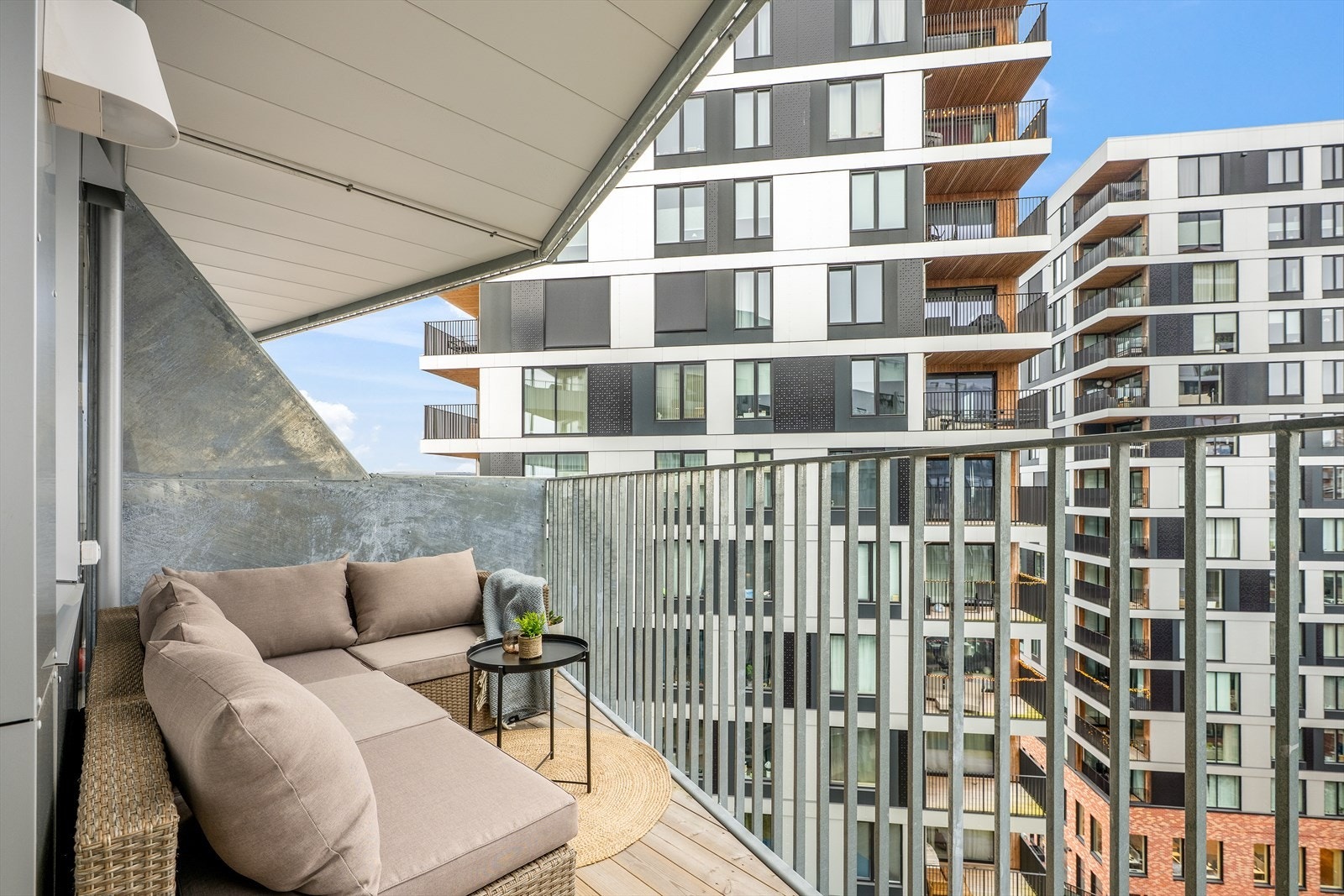 Balkongen på ca. 7,6 m² fungerer som en forlengelse av stuen i sommerhalvåret, med god plass til en romslig sittegruppe. Galleribilde