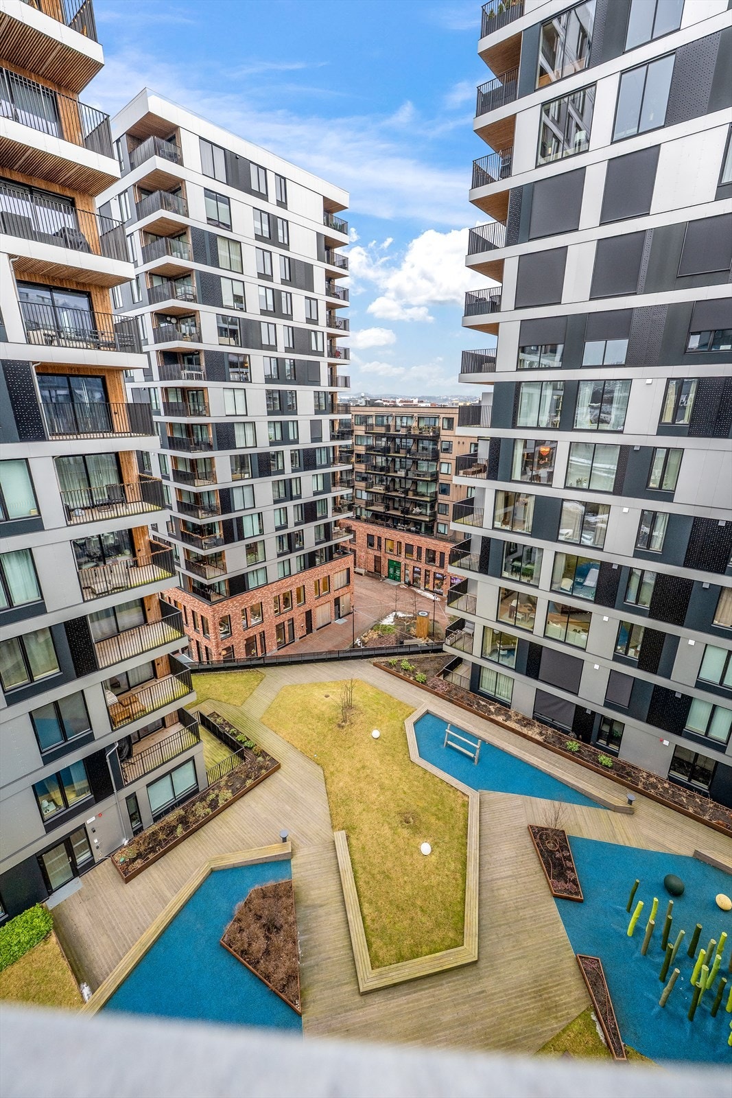 Fra leiligheten er det kun 7 minutters gante til Lillestrøm stasjon. Sameiets fellesarealer er pent opparbeidet. Galleribilde