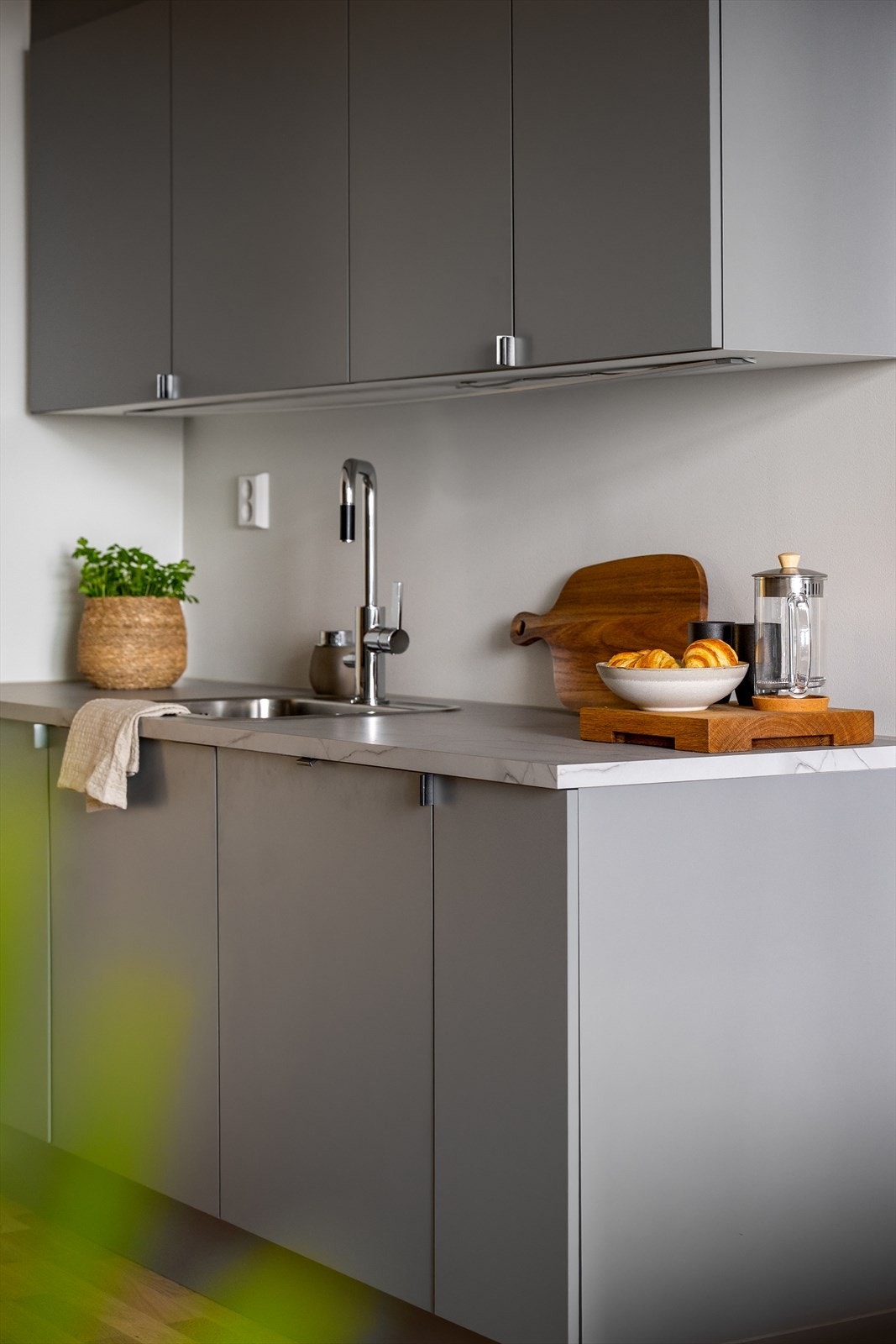 Benkeplaten i laminat gir en slitesterk og stilren arbeidsflate. Galleribilde