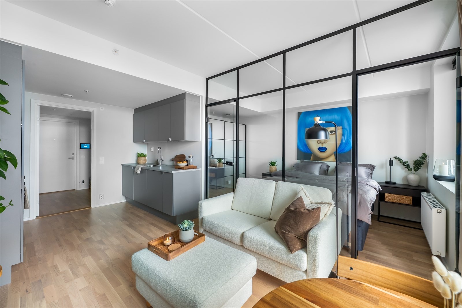 En smart glassvegg deler av stuen og skaper et adskilt soverom. Galleribilde