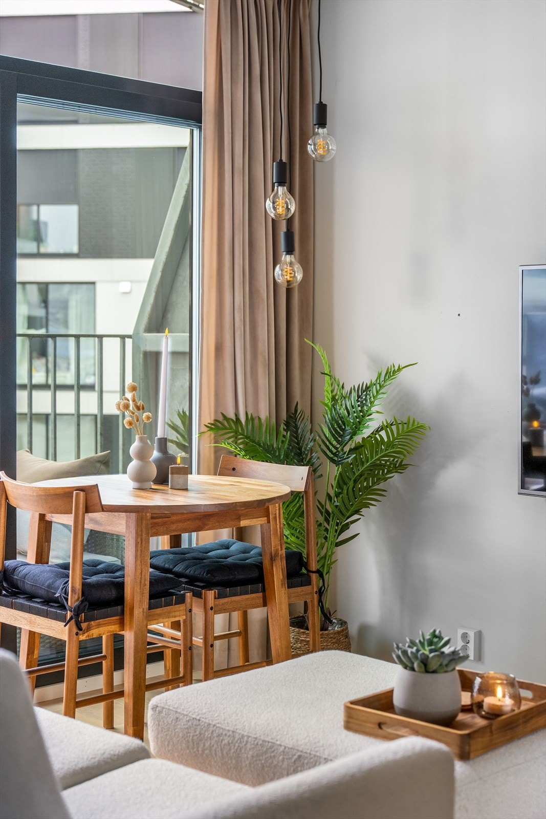 Ved vinduet er det en naturlig plass for en spiseplass for to. Galleribilde