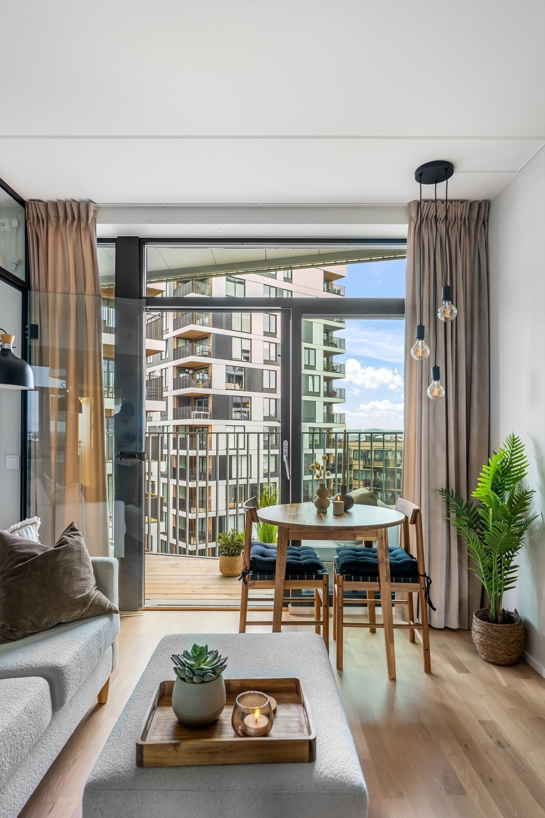 Fra stue/ kjøkken er det utgang til balkong. Galleribilde