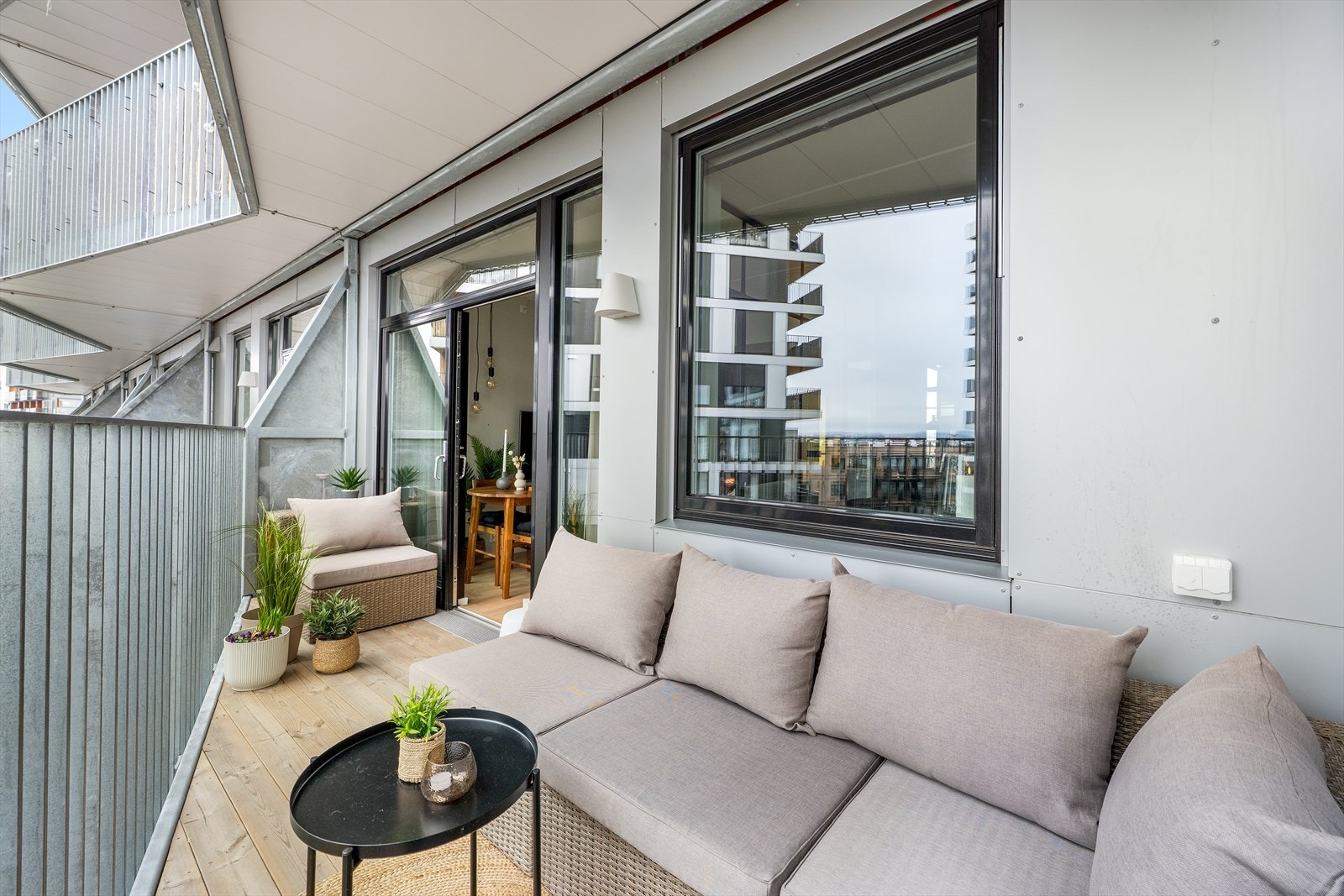 Balkongen har terrassebord på gulvet og overbygg fra balkongen over. Galleribilde