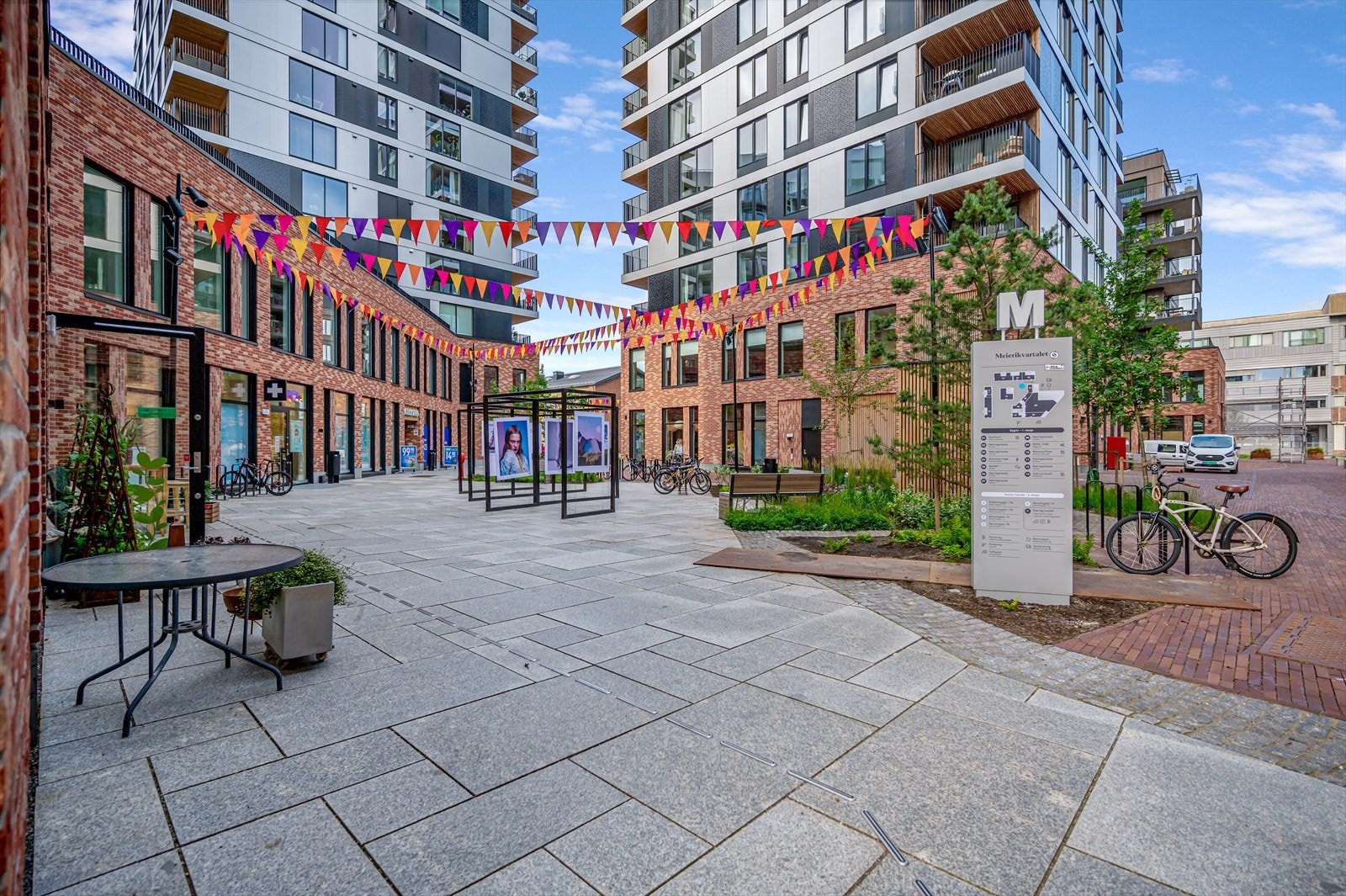 Heisen tar deg ned til et livlig bygulv med populære restauranter og butikker, her er det kort vei til handleturen eller utelivet. Galleribilde