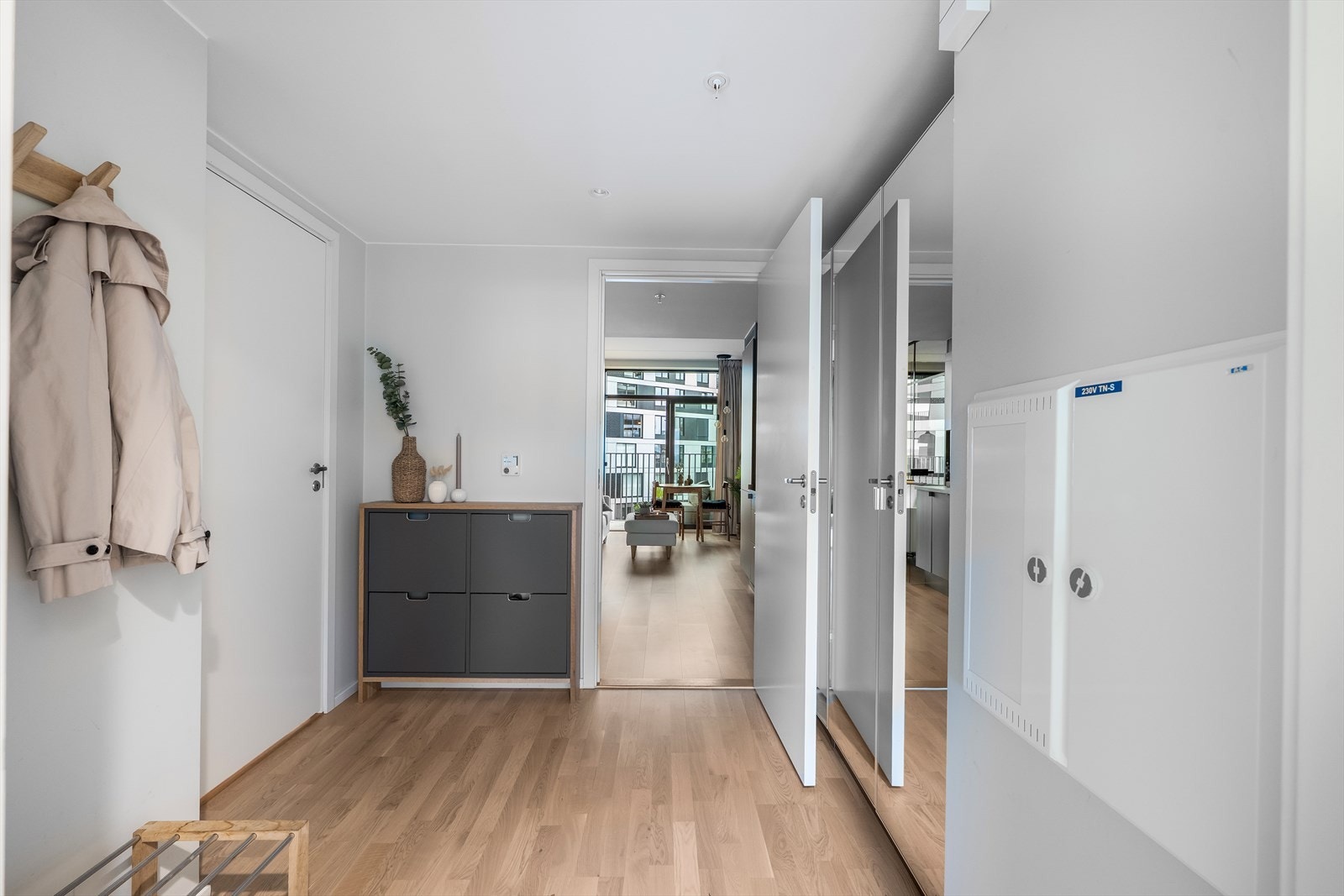 Det er gode oppbevarings muligheter i entrèen. Galleribilde