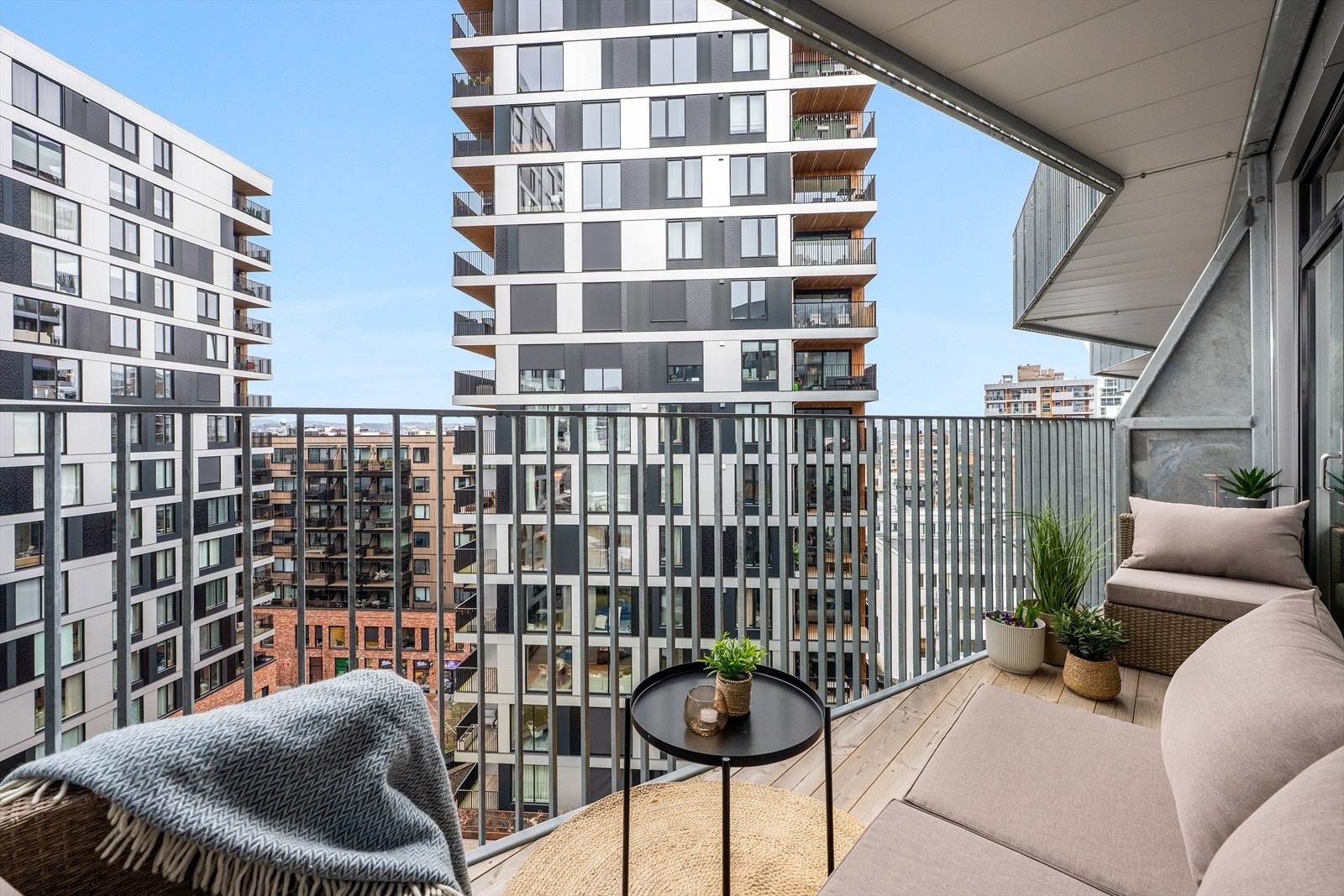 Bygget ble ferdigstilt i 2023 og har en moderne fasade. Galleribilde