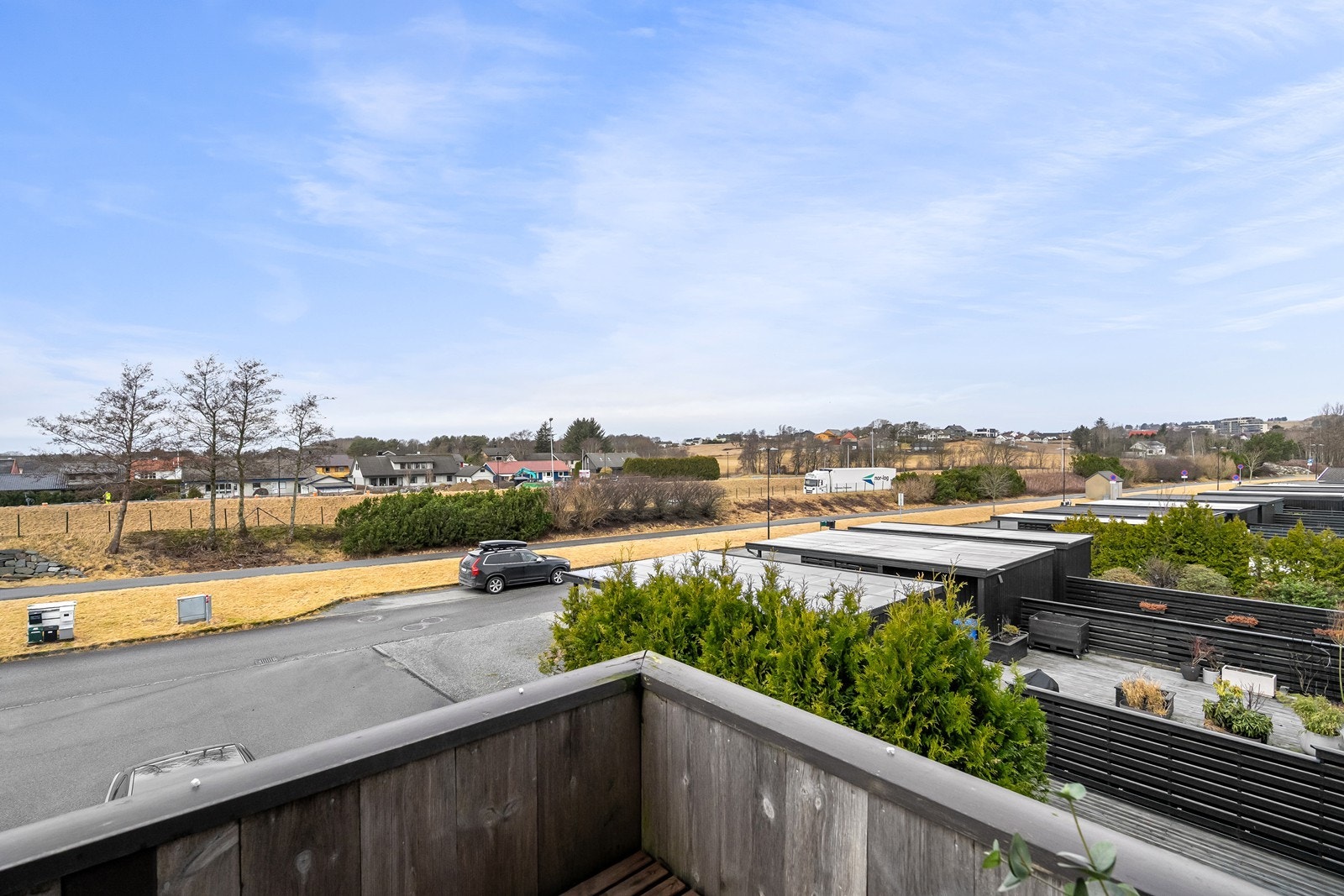 Balkongen gir utsikt mot nærliggende grøntområde og parkeringsplass. Galleribilde