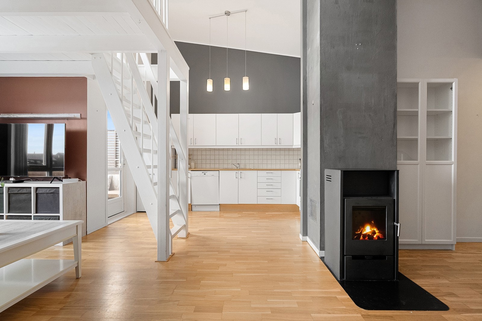 Kjøkkenet har glatte fronter og laminat benkeplate. Galleribilde