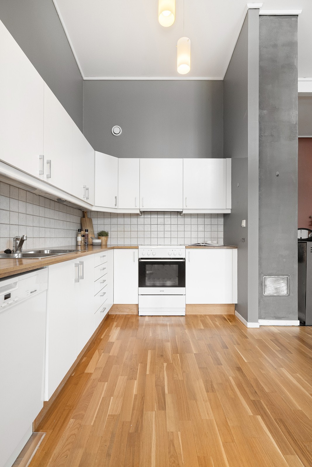 Masse skap- og skuffeplass. Galleribilde