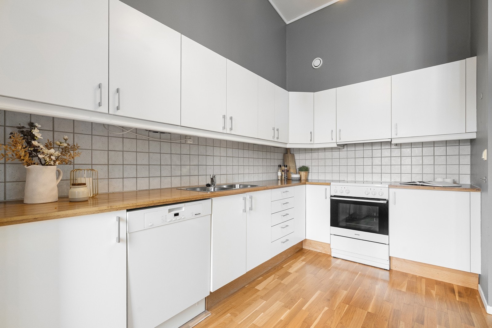 Masse benkeplass gjør matlagingen enkel. Galleribilde