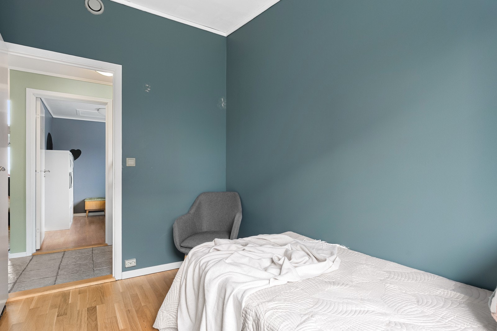 Soverommet har en praktisk og enkel møblering med plass til skrivebord eller garderobe. Galleribilde