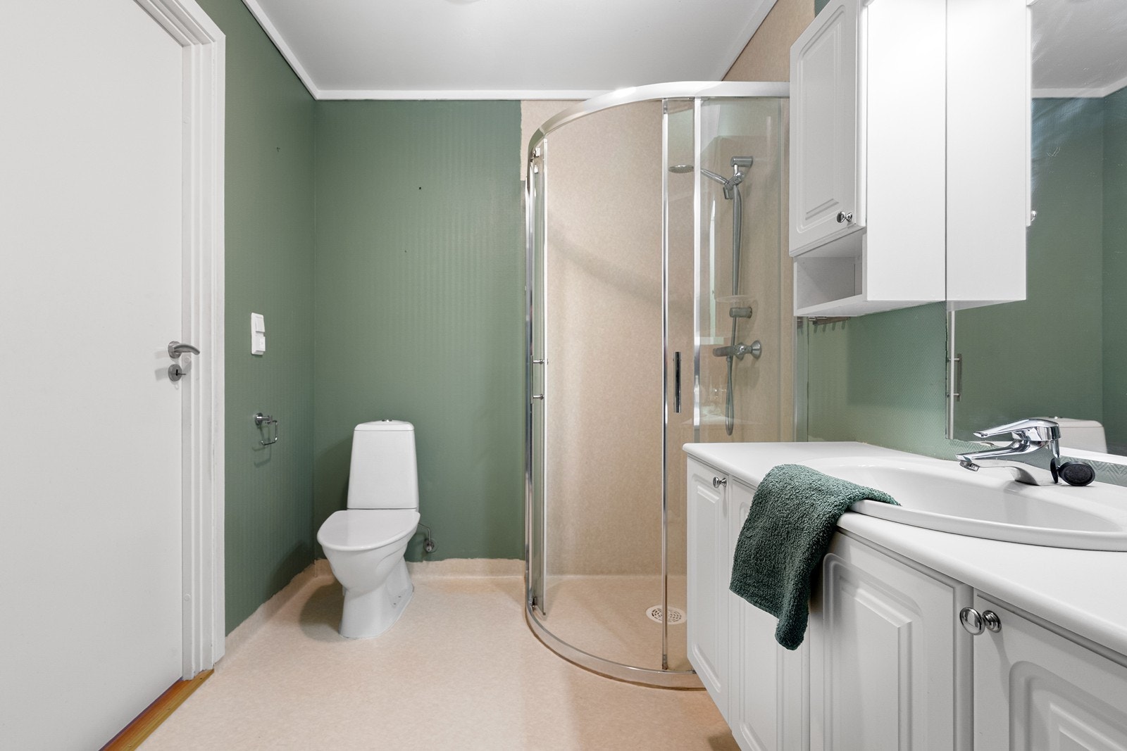 Badet har vinylbelegg på gulvet. Galleribilde