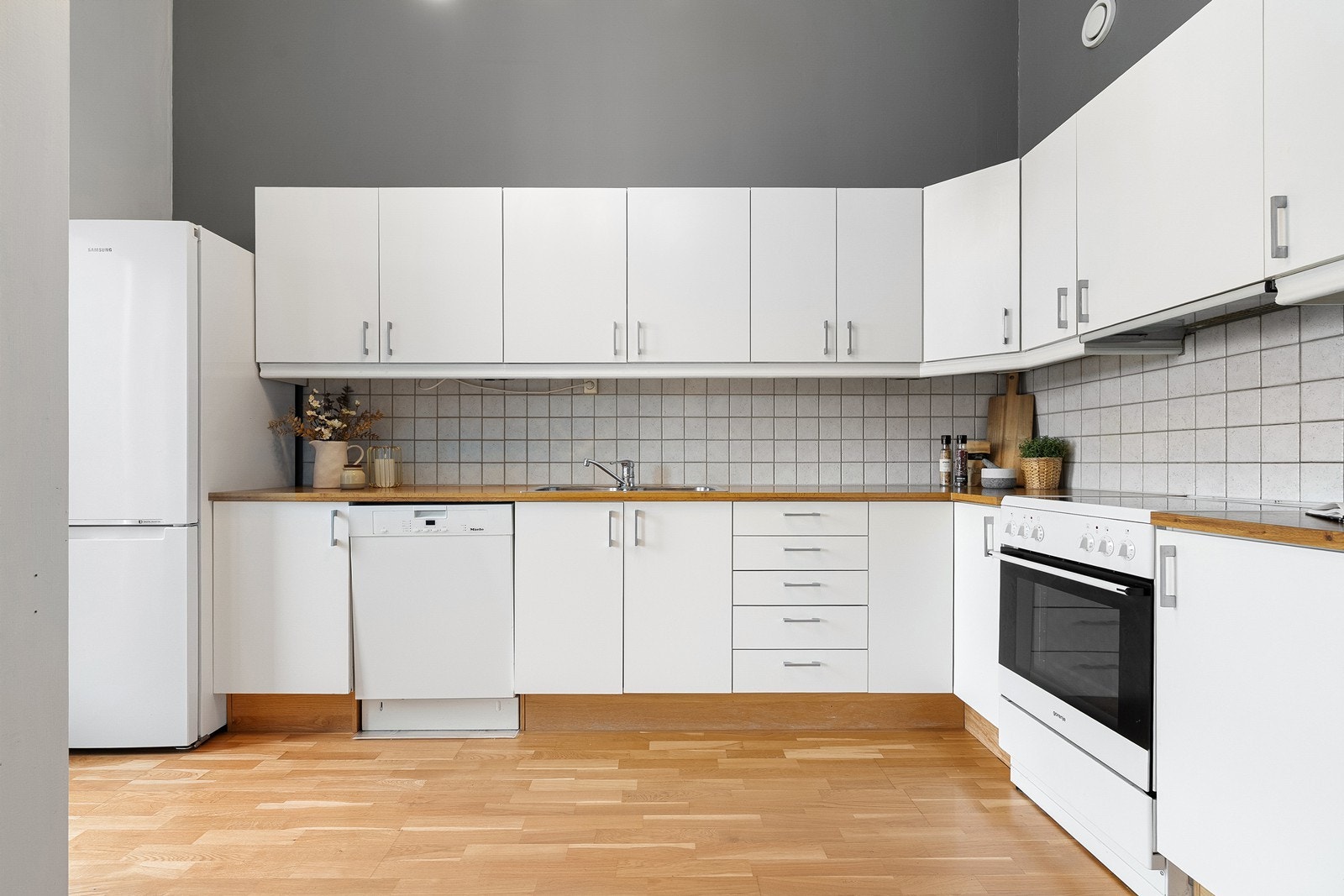 Inkluderte hvitevarer på kjøkkenet: kjøleskap, oppvaskmaskin og komfyr. Galleribilde