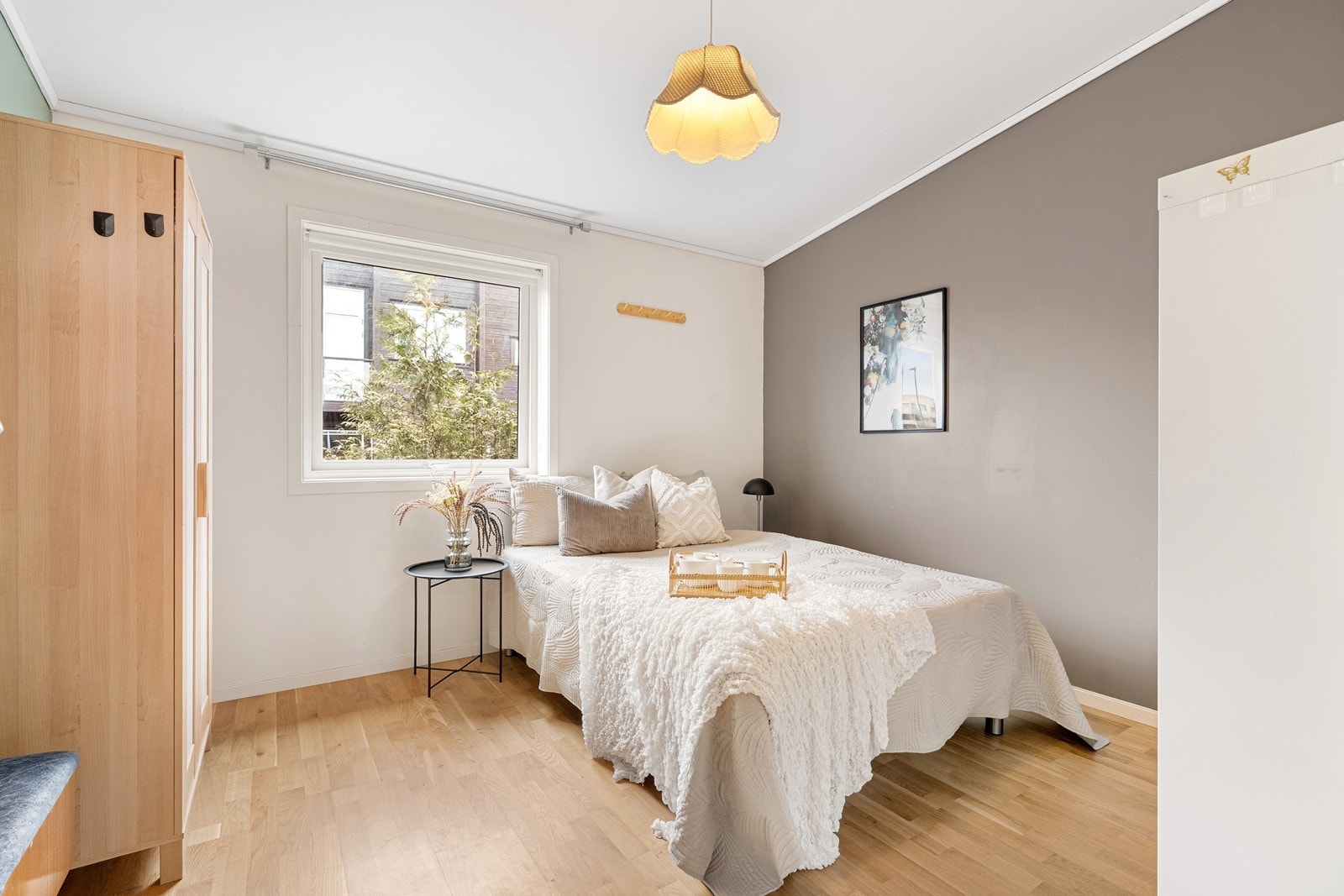 Hovedsoverom med parkettgulv. Lyse vegger gir et lyst og innbydende rom. Galleribilde