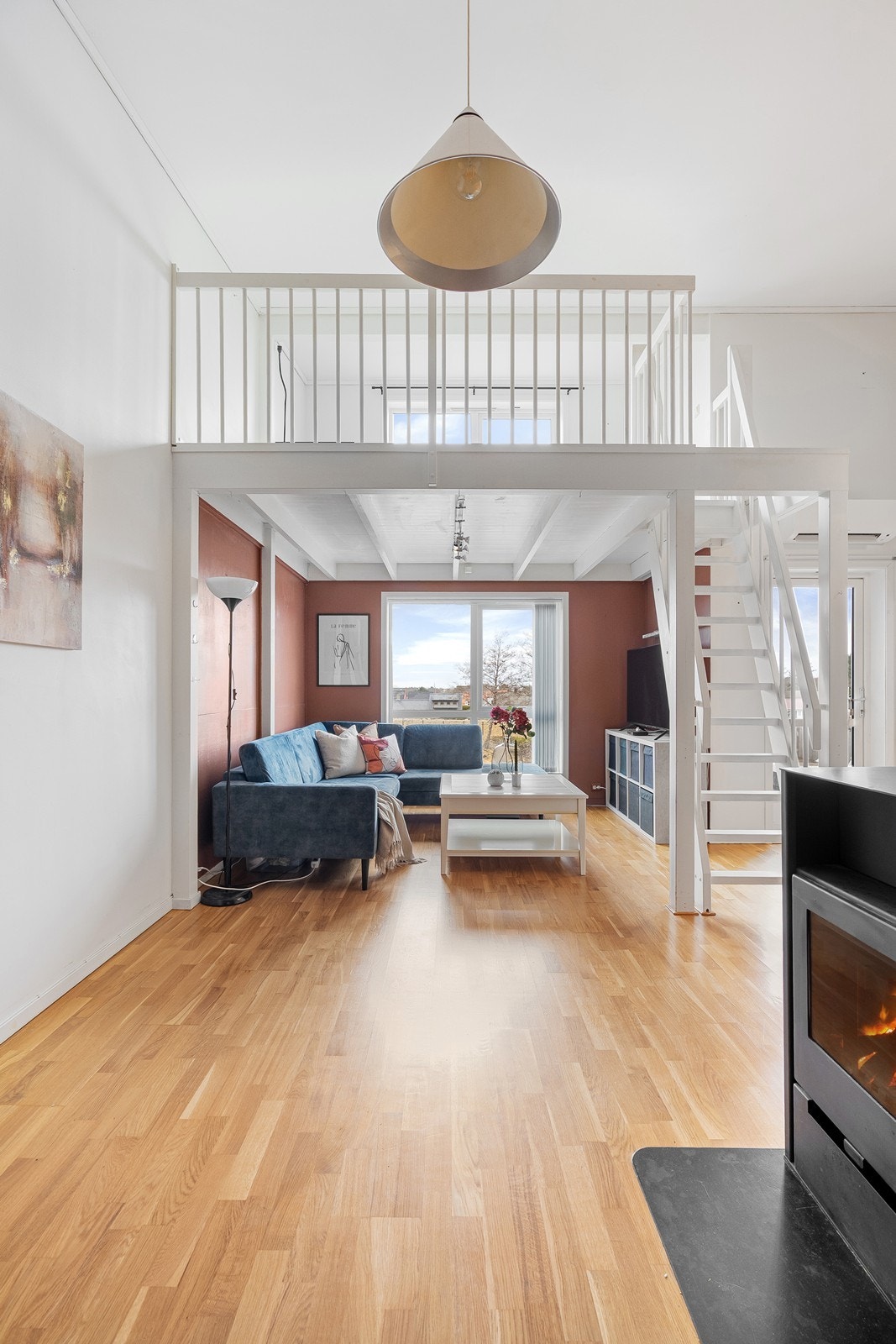 Vedovn bidrar med jevn varme i stuen, som har parkettgulv. Galleribilde