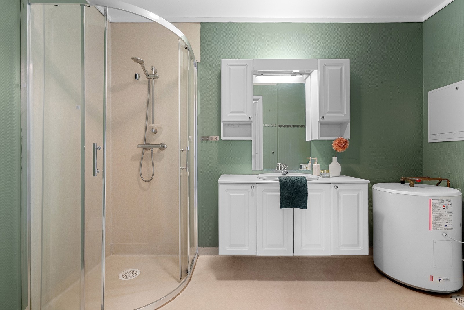 Elektriske varmekabler gir komfort på badet, som har malte glassfiberstrier på veggene. Galleribilde