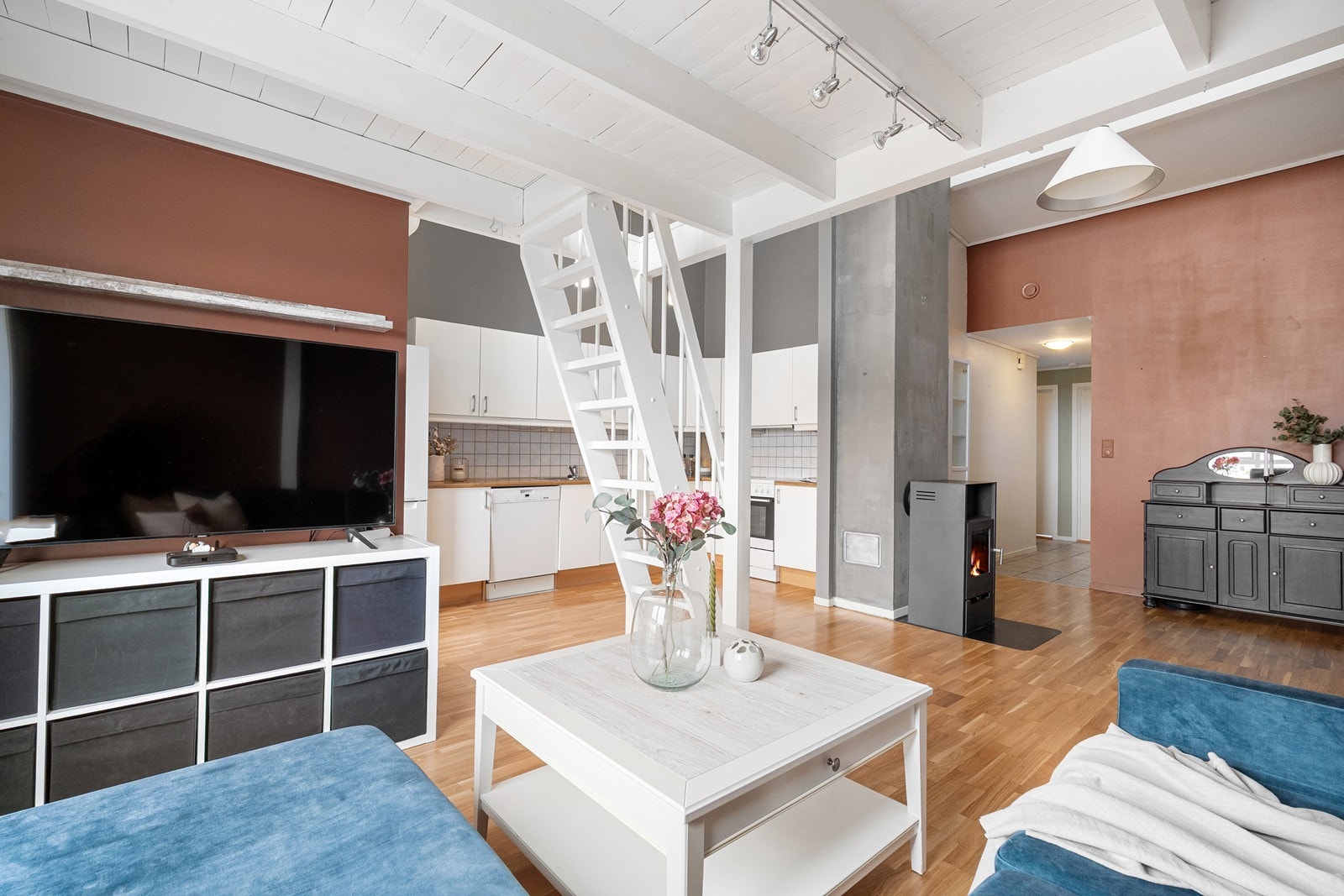 Stuen har naturlig plass til både sofagruppe og spisebord. Galleribilde