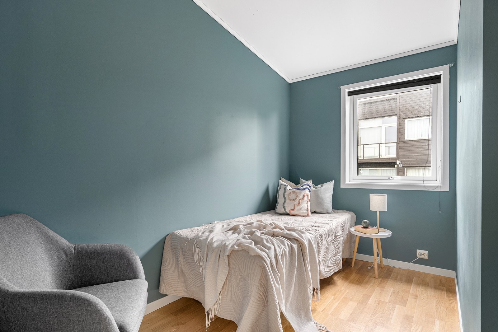 Soverom 2 har vegger med en dyp blåfarge skaper en rolig atmosfære. Galleribilde