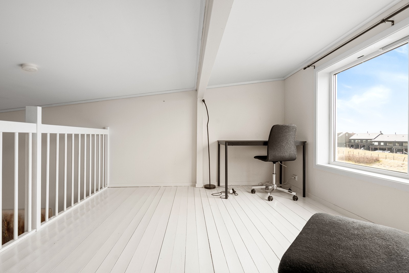 Hems med lav takhøyde gir en unik plassutnyttelse, med utsyn mot nærliggende område. Galleribilde