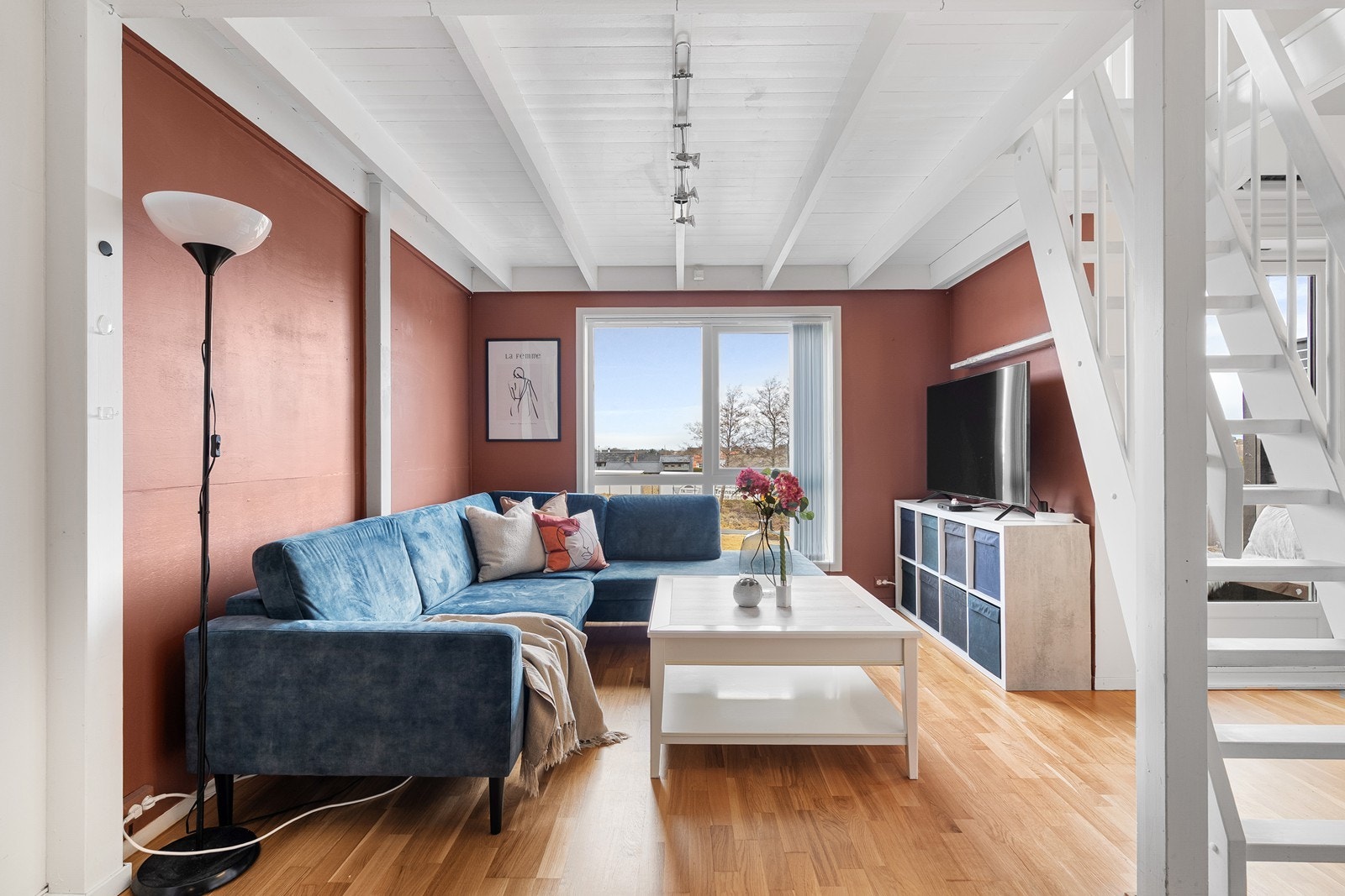 Store vindusflater slipper inn masse naturlig lys. Galleribilde