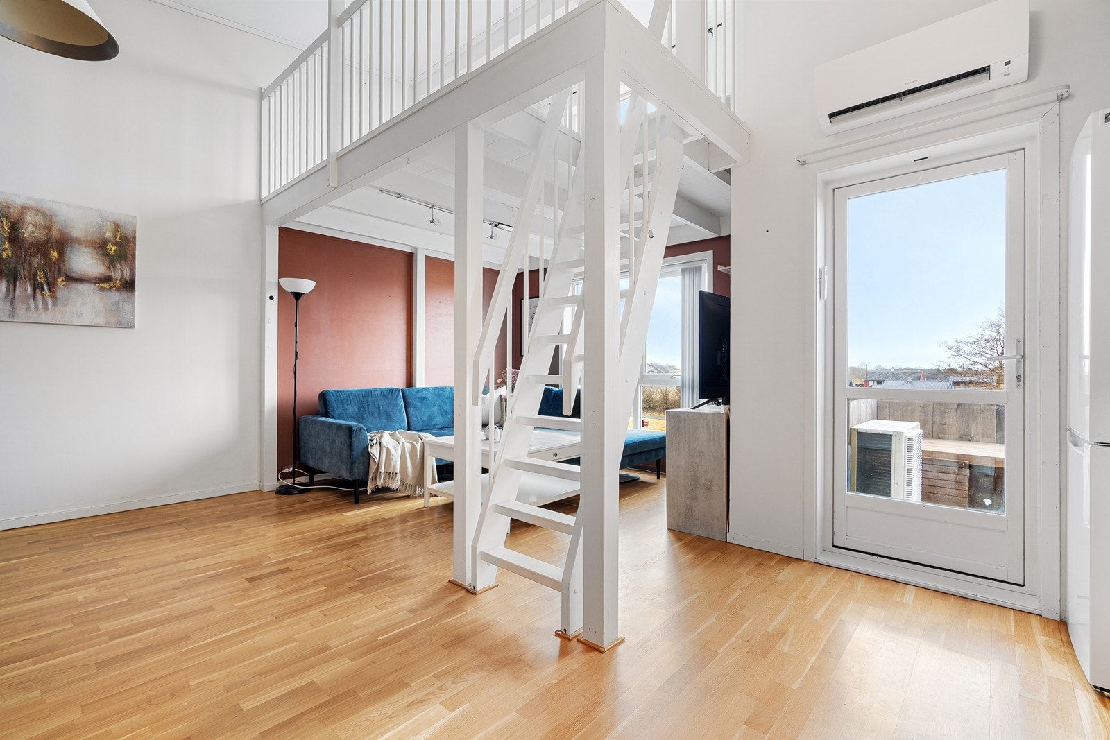 Utgang til balkong gir enkel tilgang til uteområdet fra oppholdsrommet. Galleribilde