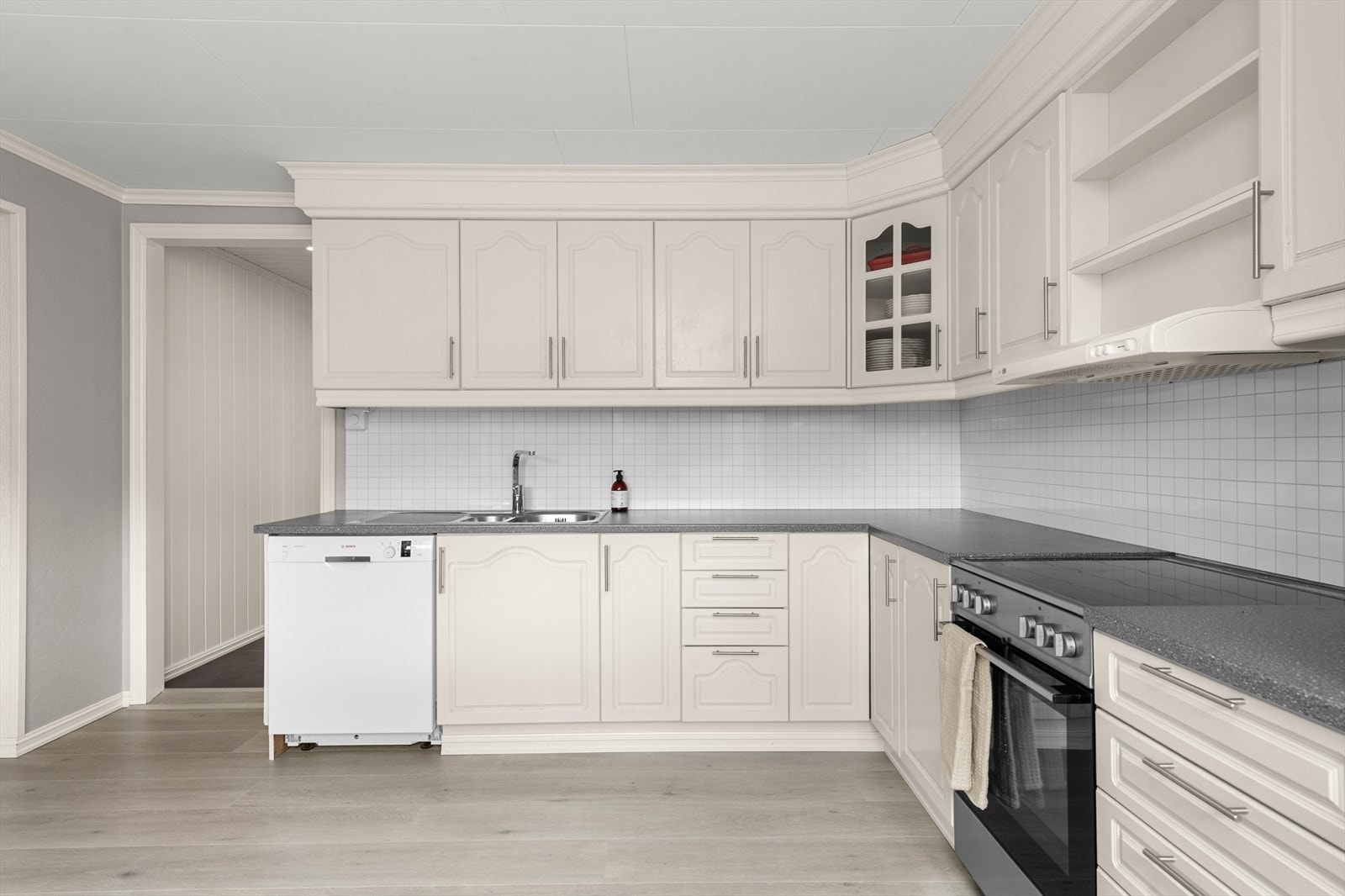 Hvitevarene på kjøkkenet kan medfølge handelen, dersom det er ønskelig Galleribilde